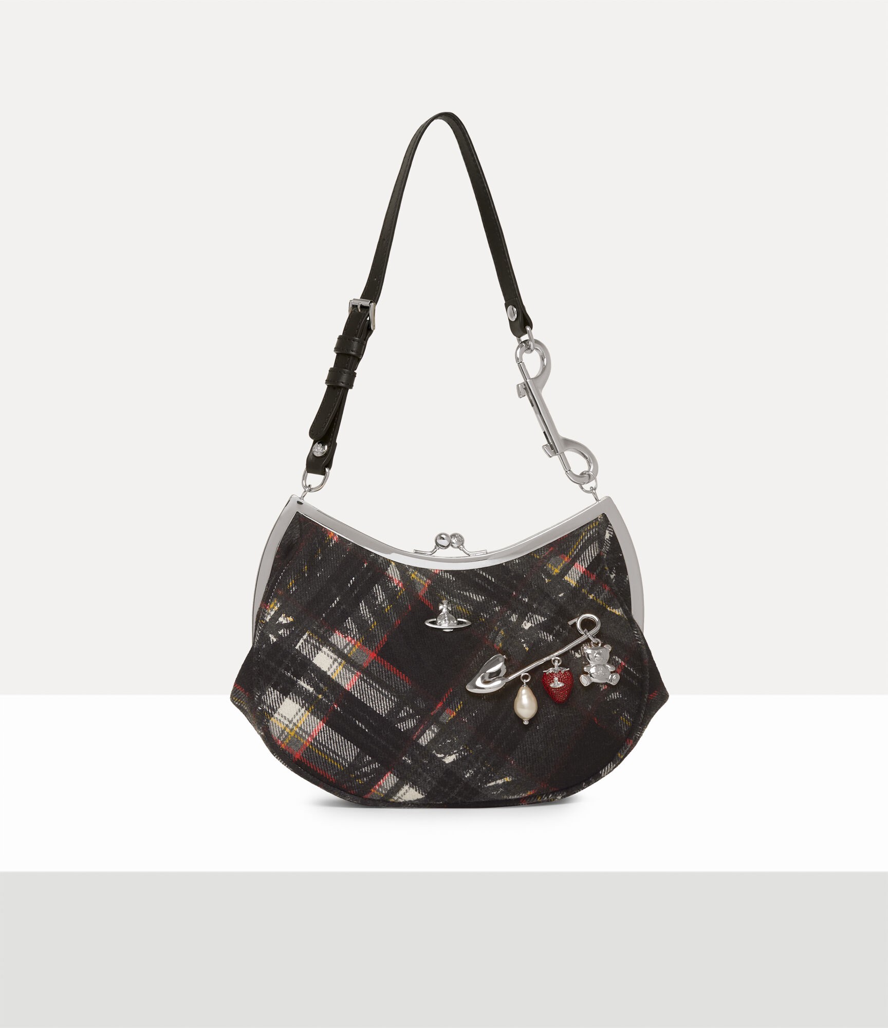 Hinh anh BST Vivienne Westwood X NANA cháy hàng ngay ngày đầu mở bán 6