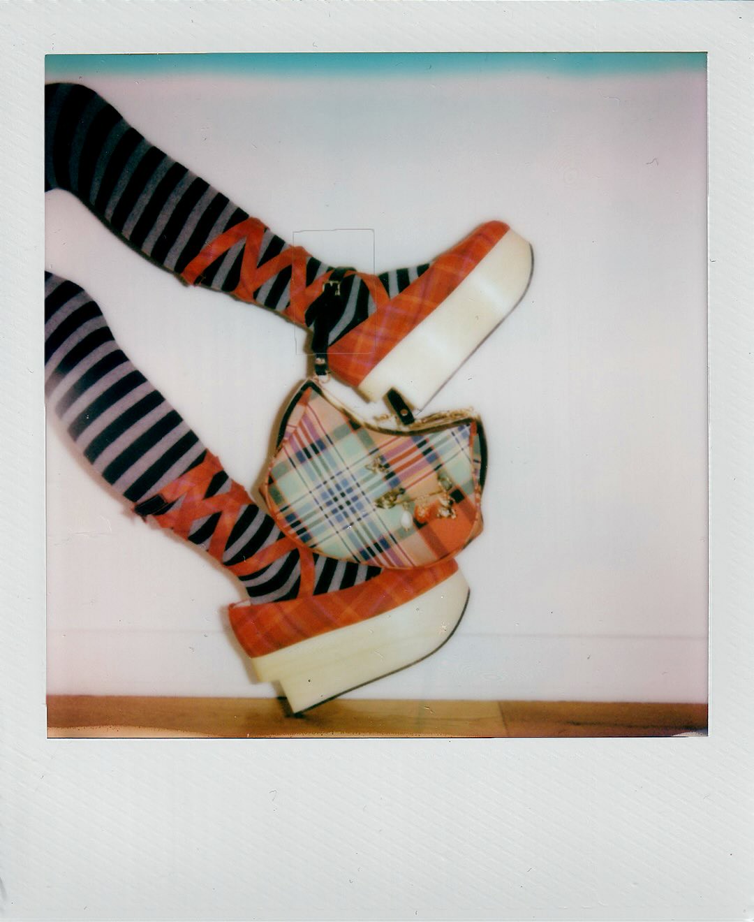 Hinh anh BST Vivienne Westwood X NANA cháy hàng ngay ngày đầu mở bán 12