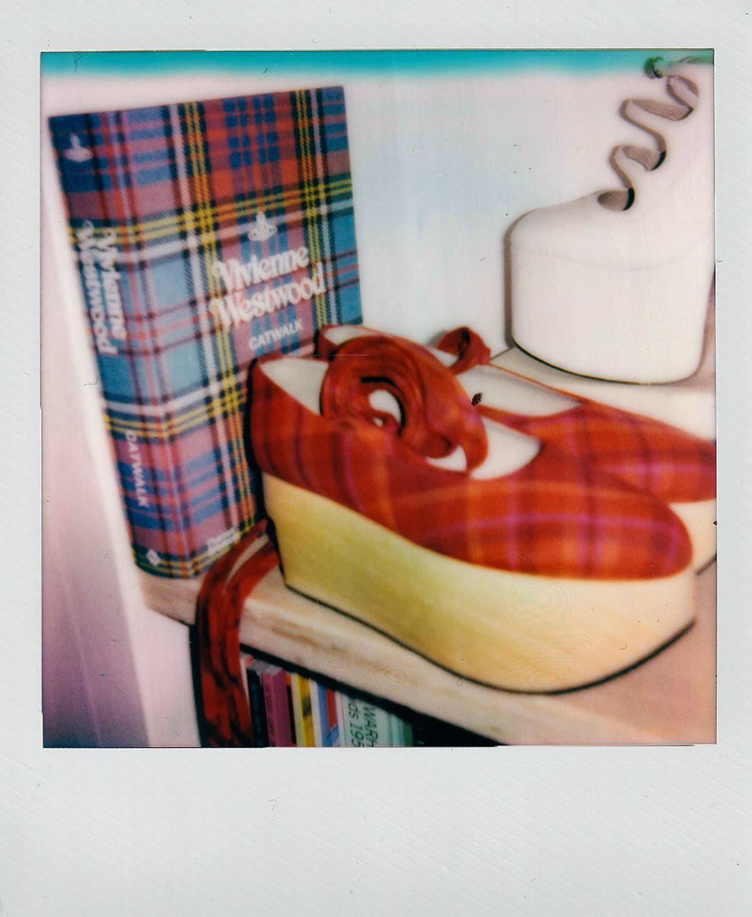 Hinh anh BST Vivienne Westwood X NANA cháy hàng ngay ngày đầu mở bán 13