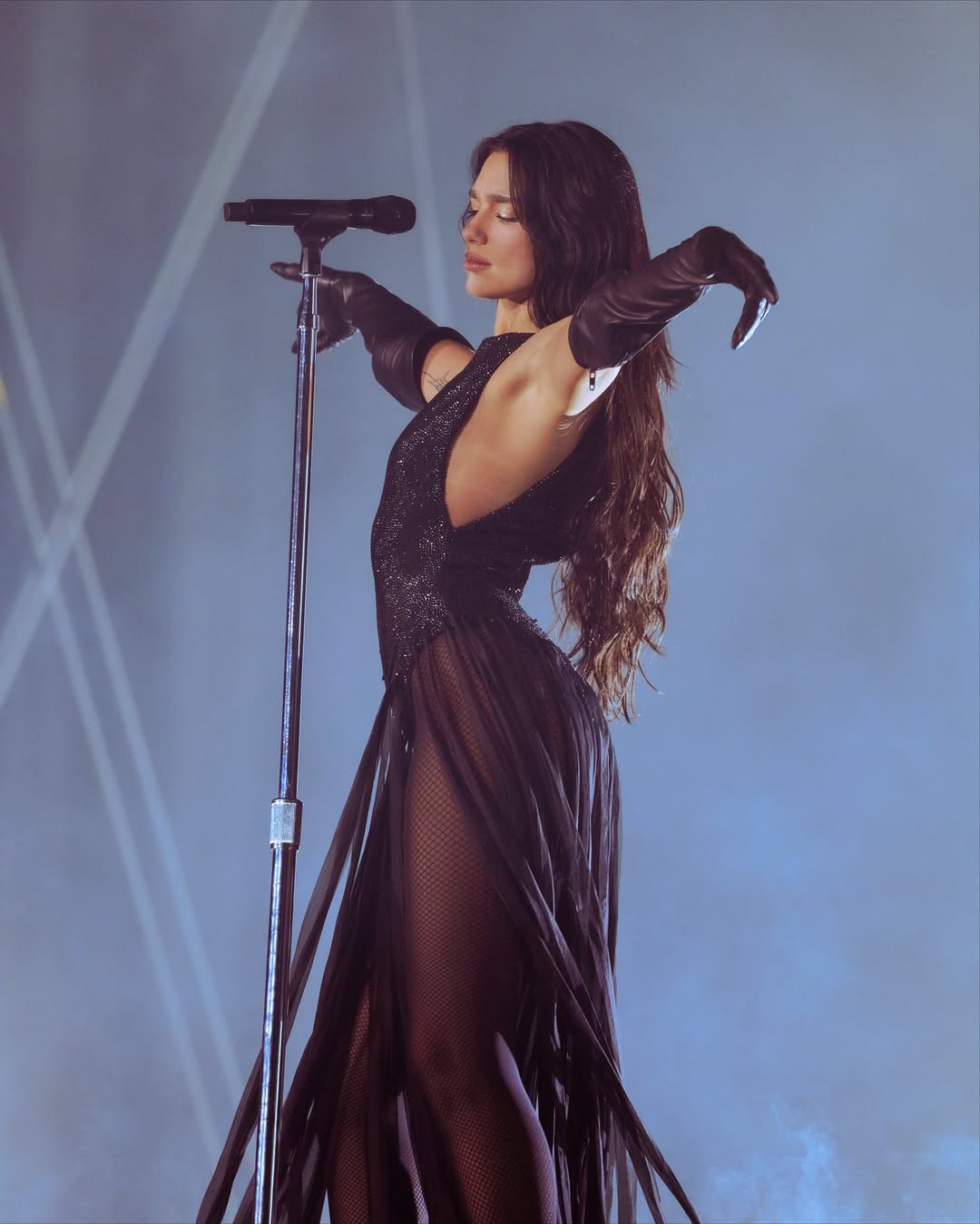 Hinh anh Sheer, Suit, Soft Y2K: Những Pop Girls và nữ Rapper định hình xu hướng thời trang 2025 1