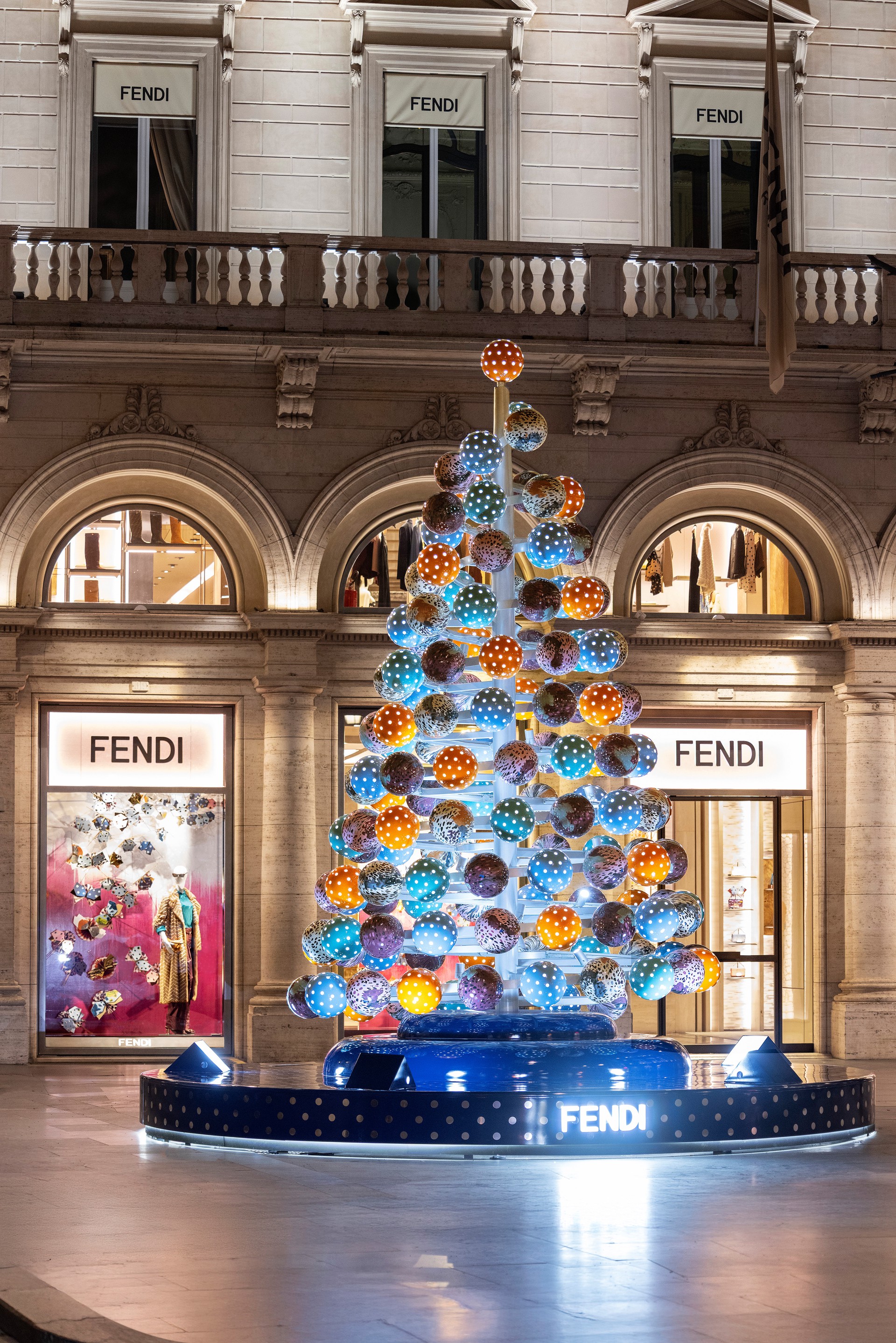 Hinh anh Đôi cánh Falena dẫn lối vào thế giới lễ hội của FENDI 1