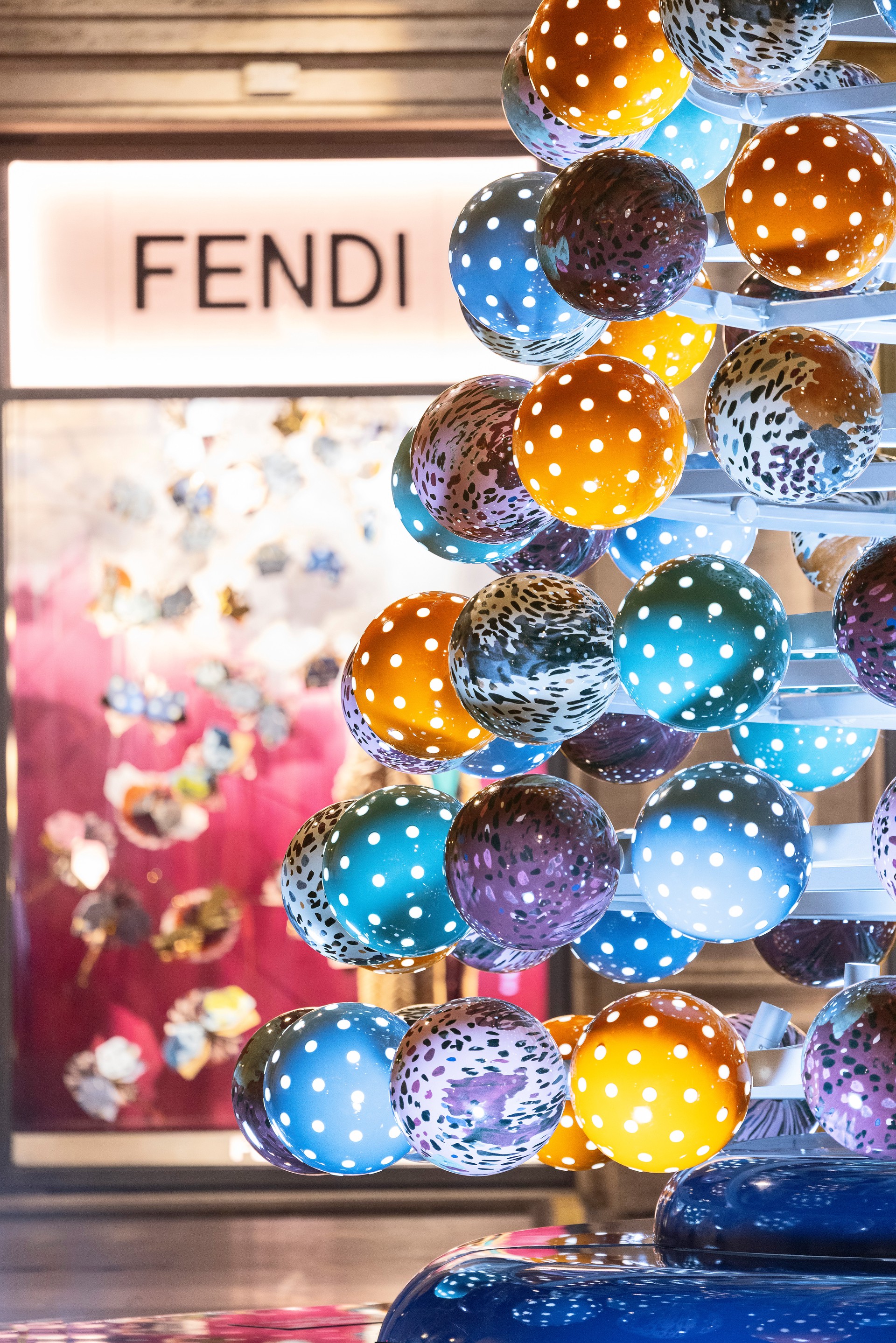 Hinh anh Đôi cánh Falena dẫn lối vào thế giới lễ hội của FENDI 2