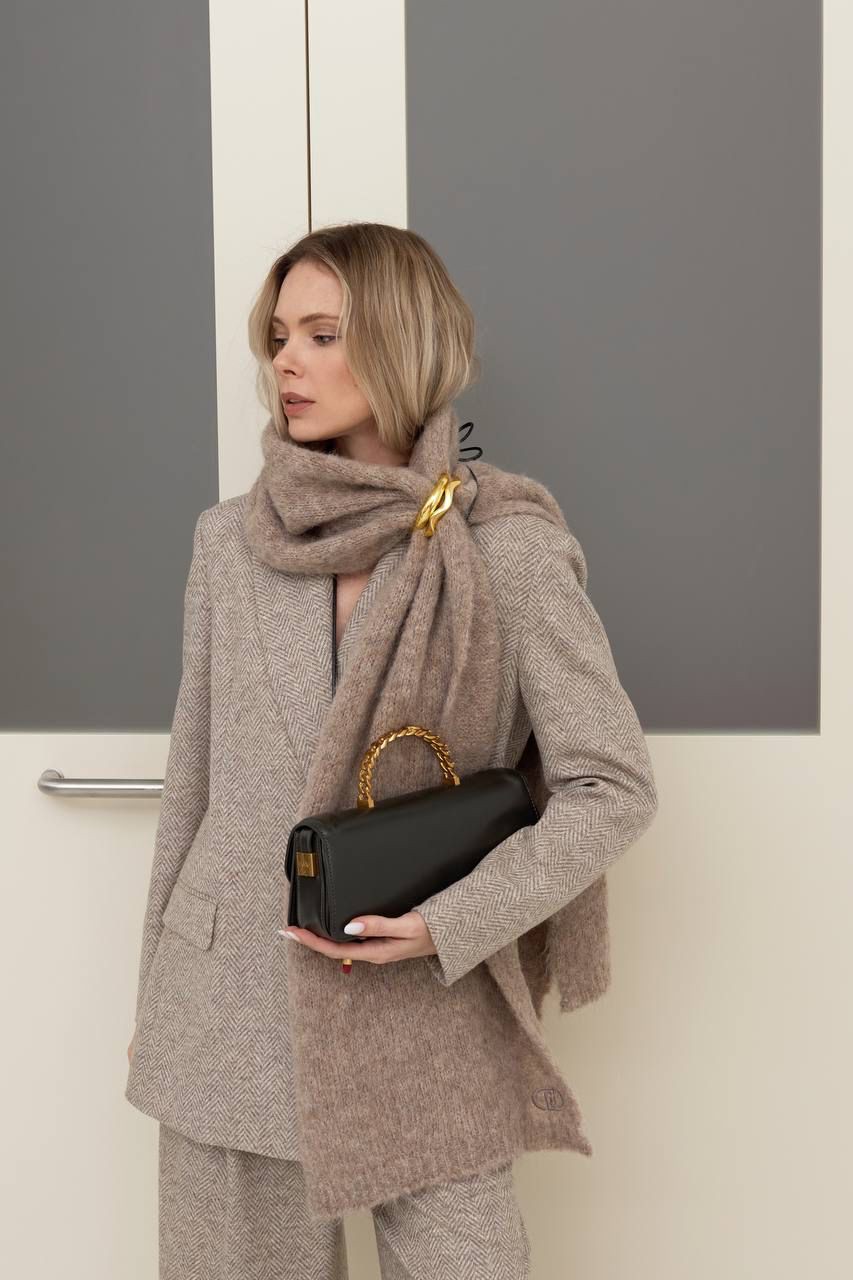 Chiêu nhỏ làm nên thời trang mùa Đông: Khăn choàng và ghim cài kim loại