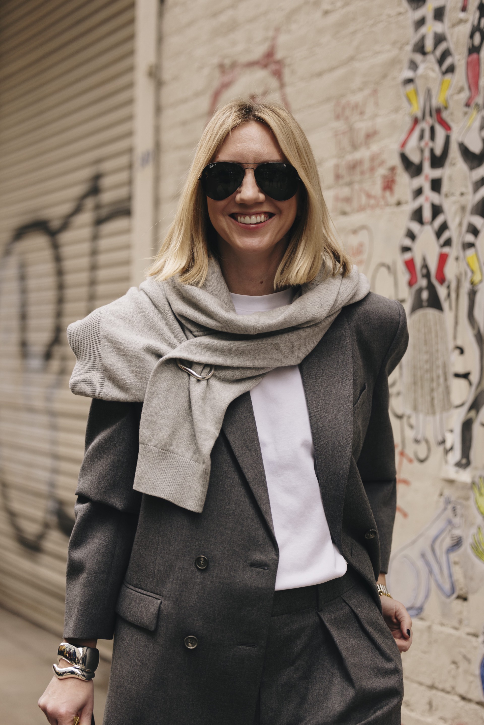 Chiêu nhỏ làm nên thời trang mùa Đông: Khăn choàng và ghim cài kim loại