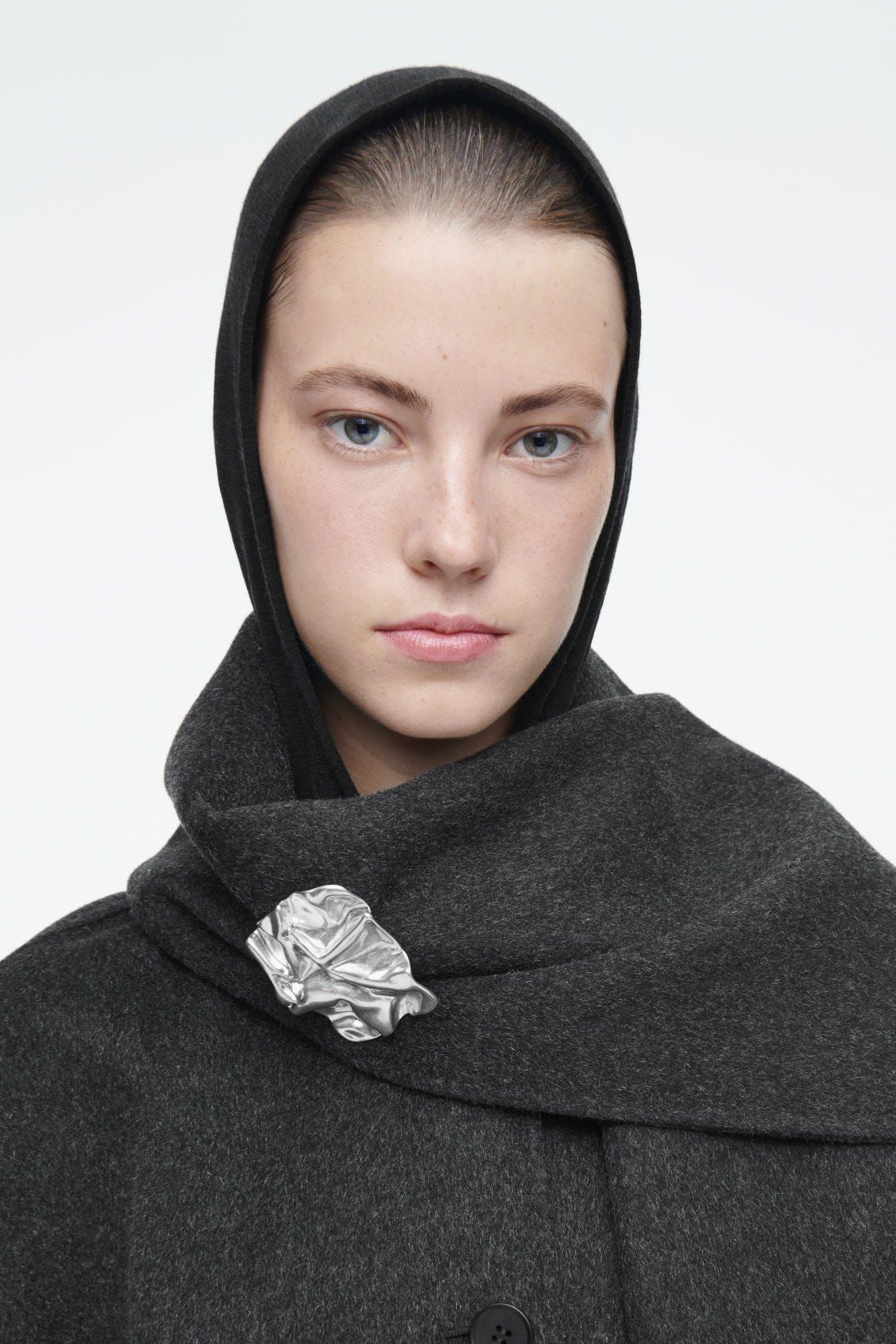 Chiêu nhỏ làm nên thời trang mùa Đông: Khăn choàng và ghim cài kim loại