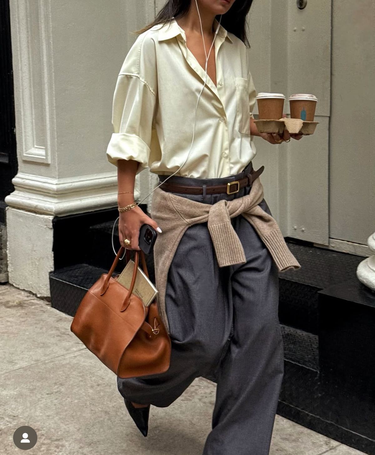 Hinh anh Áo len buộc hông “vô tình mà cố ý” 1