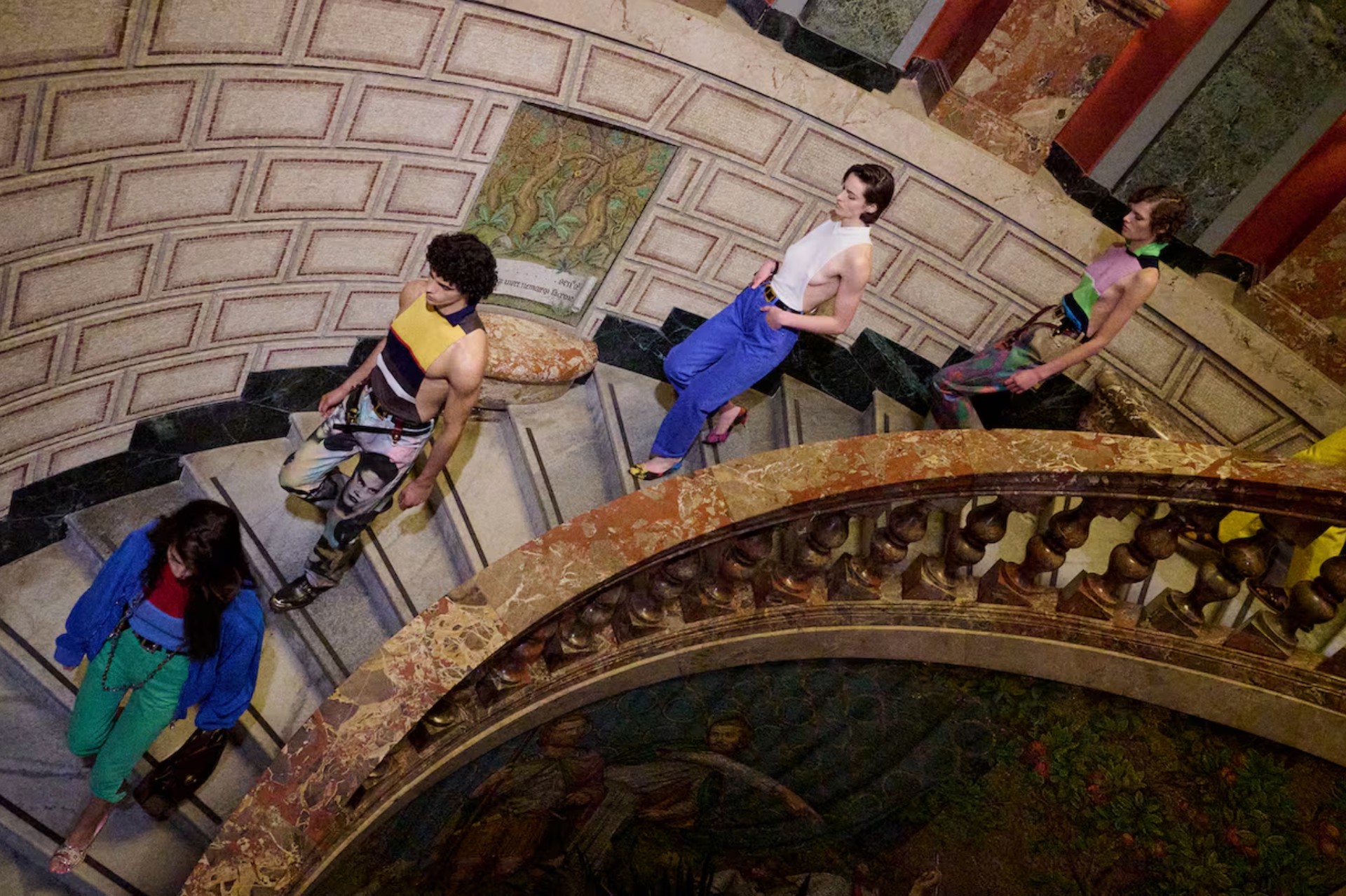 Hinh anh Dario Vitale rời Versace sau 9 tháng - Prada đặt lại bài toán tăng trưởng cho Versace? 3