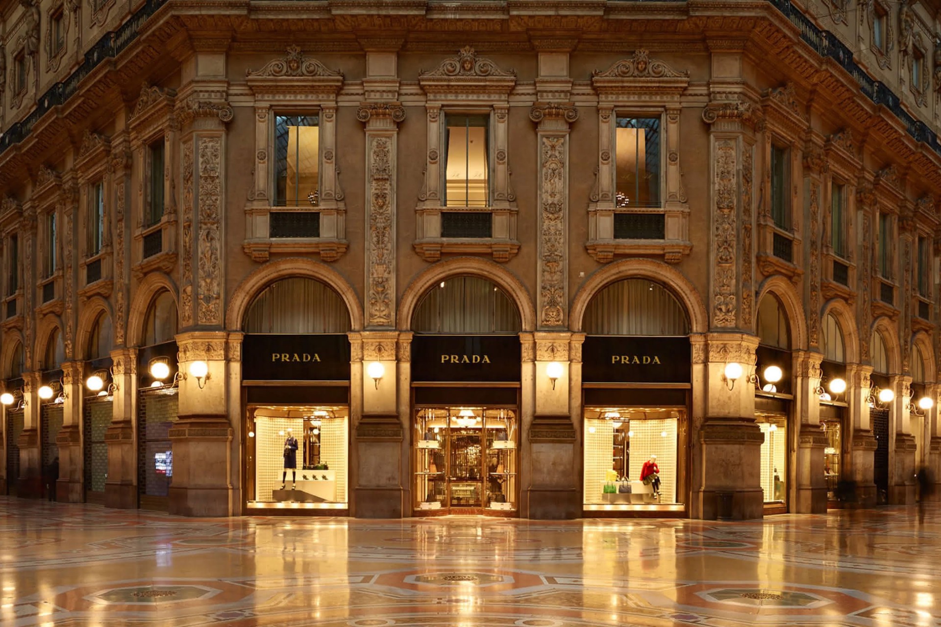 Hinh anh Dario Vitale rời Versace sau 9 tháng - Prada đặt lại bài toán tăng trưởng cho Versace? 2