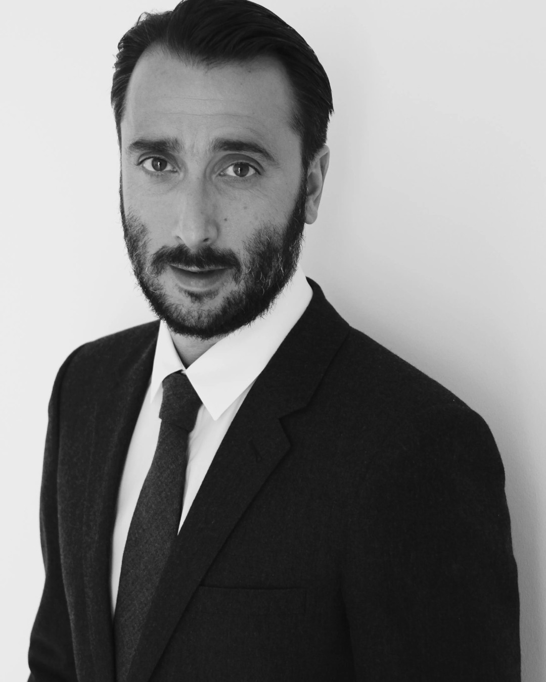 Hinh anh Dario Vitale rời Versace sau 9 tháng - Prada đặt lại bài toán tăng trưởng cho Versace? 6