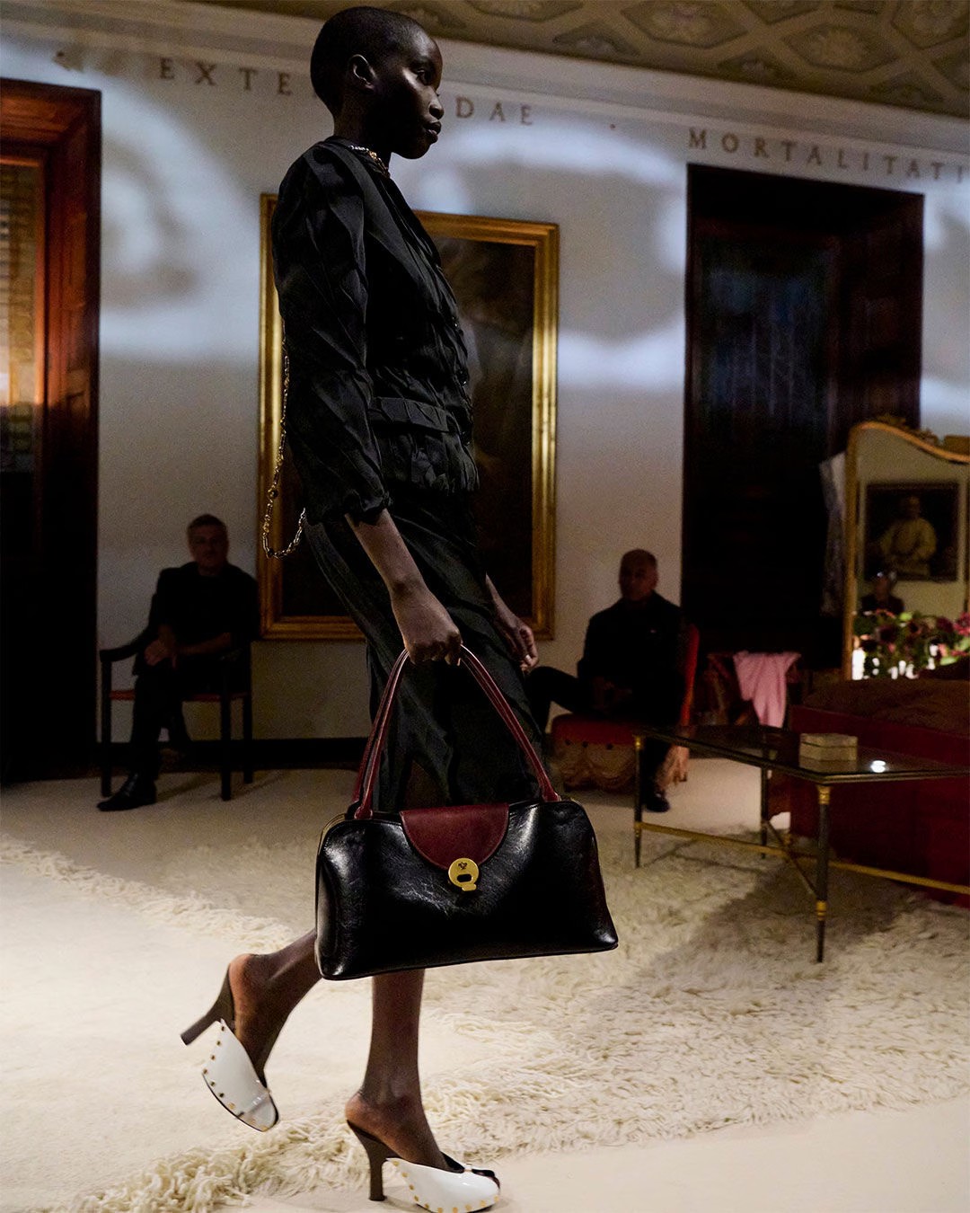 Hinh anh Dario Vitale rời Versace sau 9 tháng - Prada đặt lại bài toán tăng trưởng cho Versace? 4