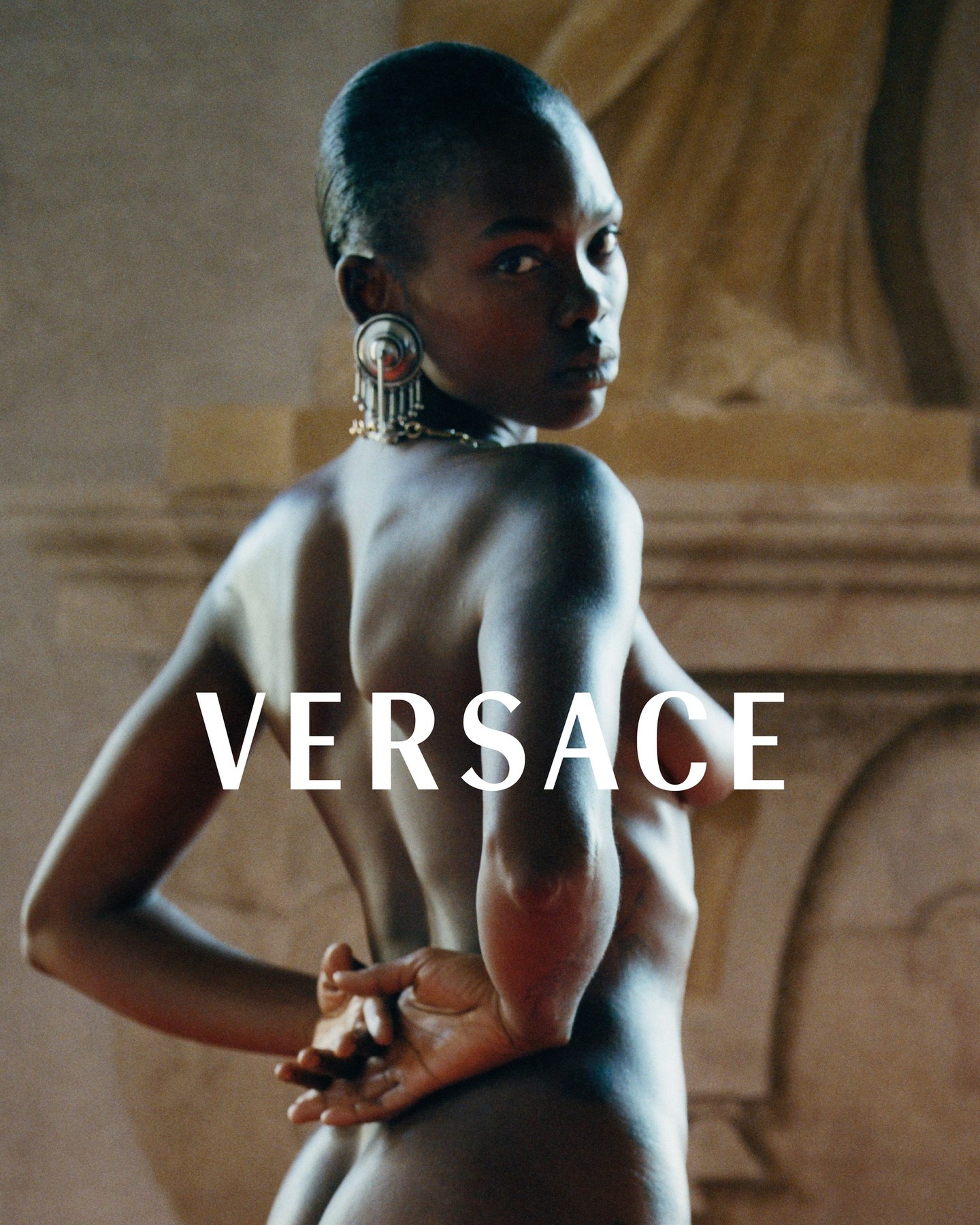 Hinh anh Dario Vitale rời Versace sau 9 tháng - Prada đặt lại bài toán tăng trưởng cho Versace? 8