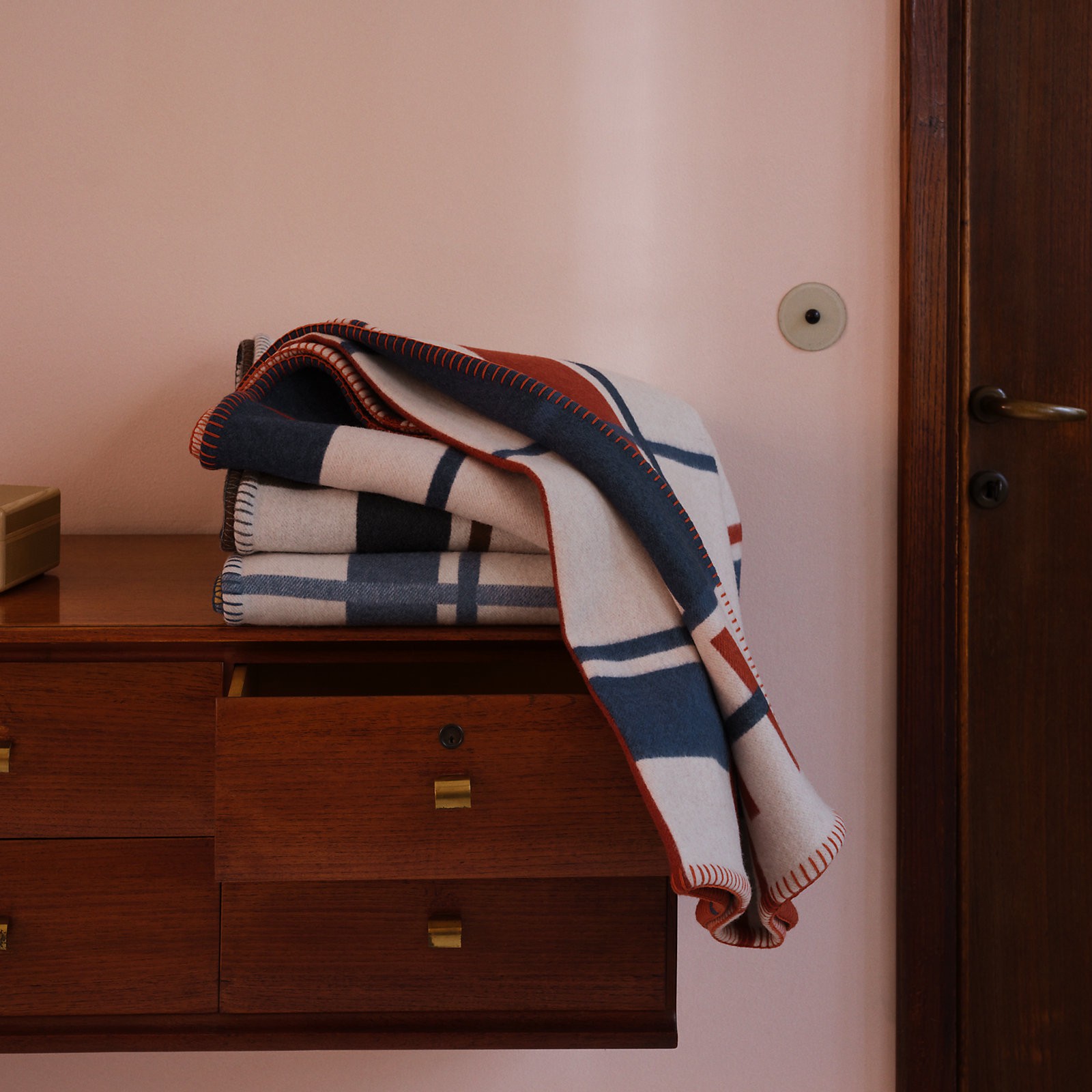 Hinh anh Từ tủ đồ tới phòng khách: Khi thương hiệu thời trang trở thành nhà sản xuất nội thất 9