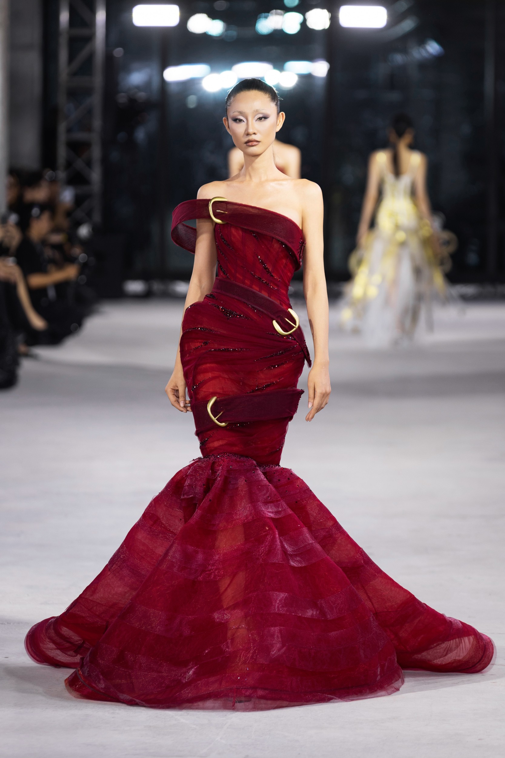 Hinh anh Emerge 2025 - Bản giao hưởng thị giác với ánh kim và đường cong của NTK Đỗ Long mang 32