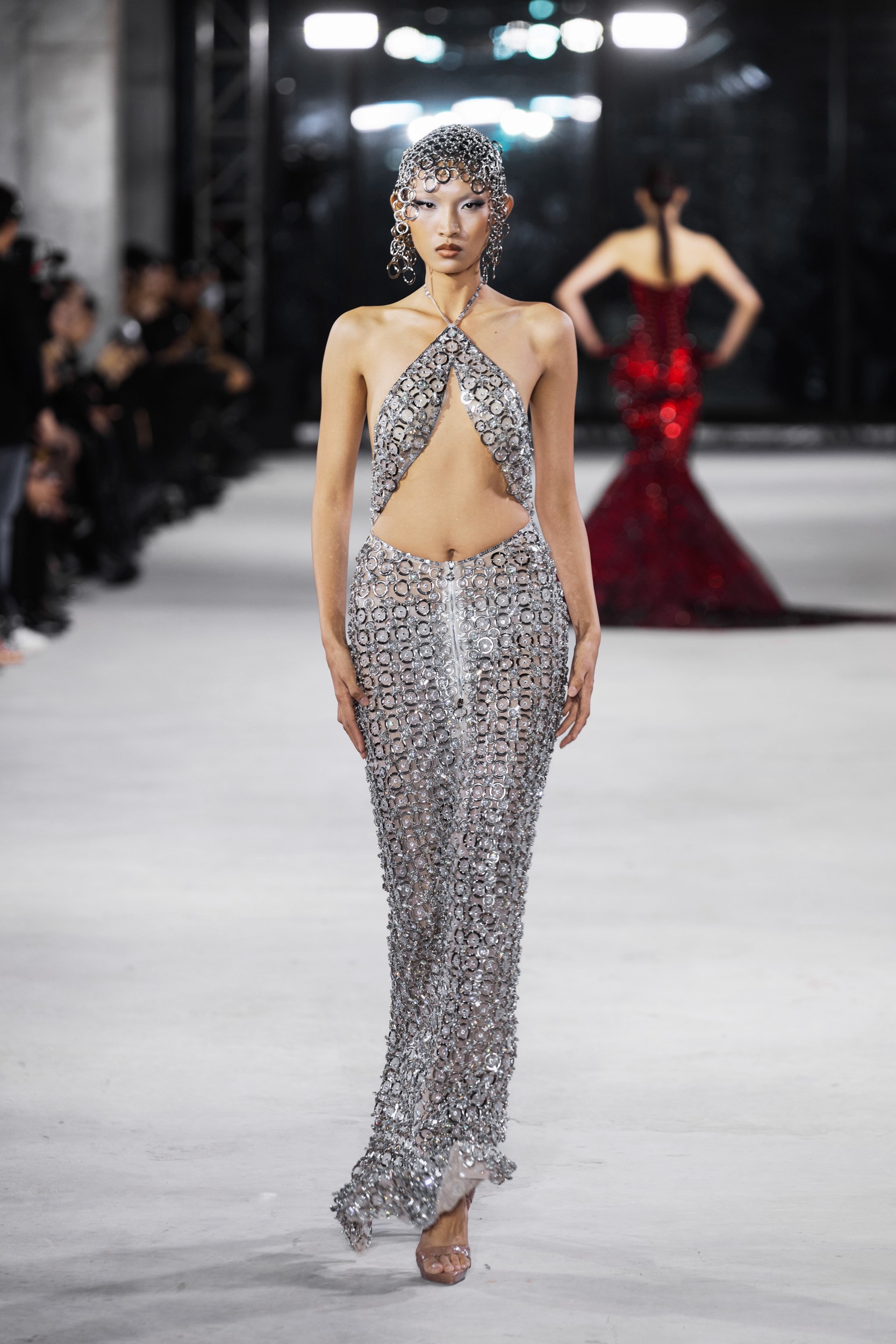 Hinh anh Emerge 2025 - Bản giao hưởng thị giác với ánh kim và đường cong của NTK Đỗ Long mang 33