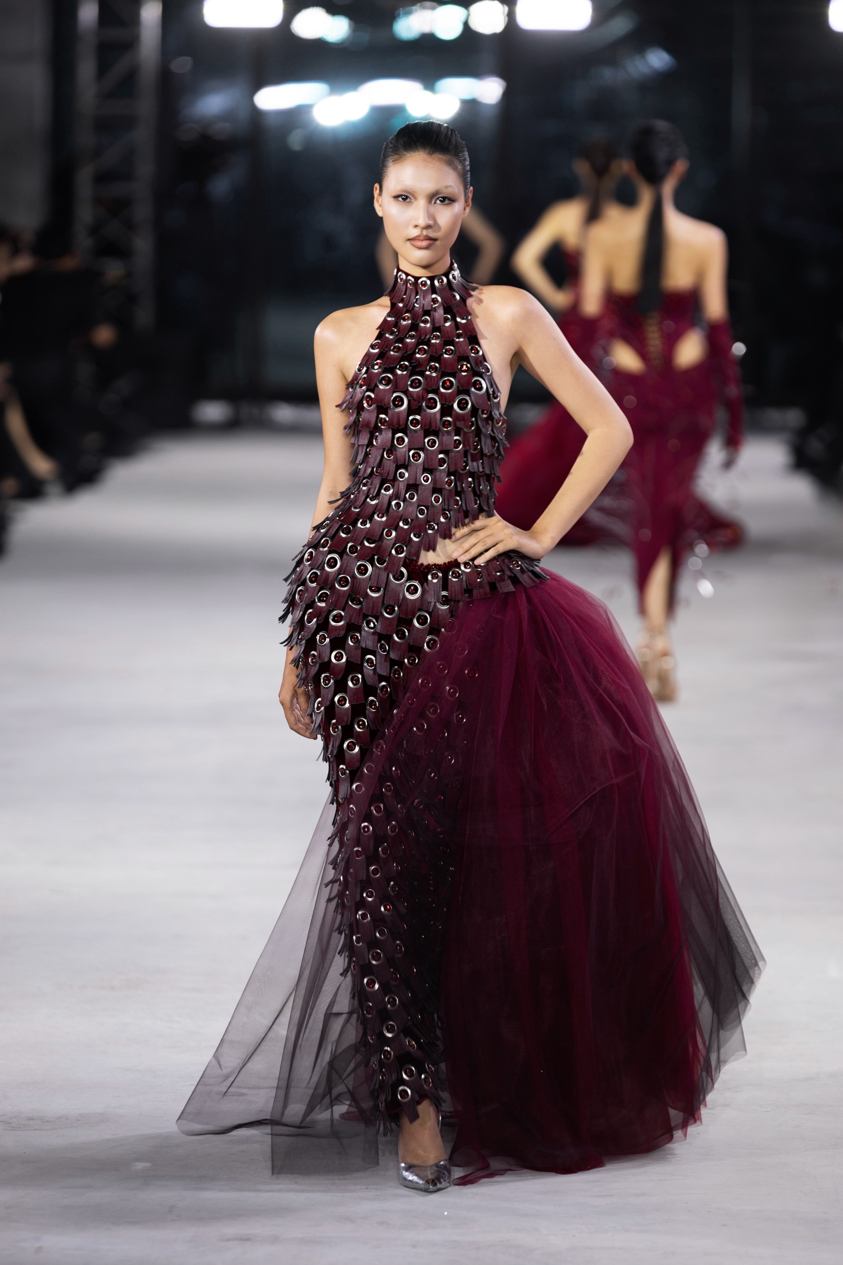 Hinh anh Emerge 2025 - Bản giao hưởng thị giác với ánh kim và đường cong của NTK Đỗ Long mang 34