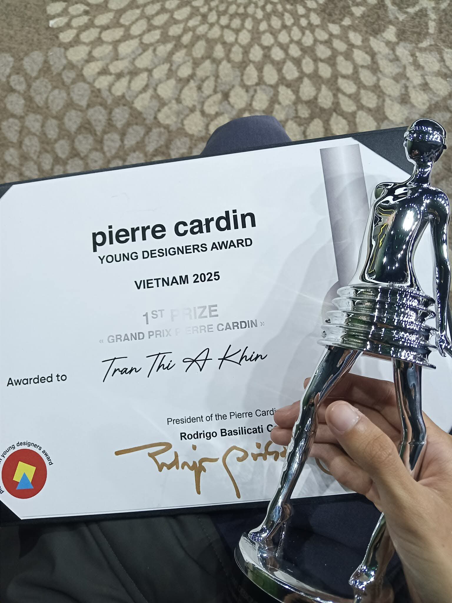 Hinh anh Từ Hoạ Lanh đến Pierre Cardin Award: Câu chuyện thời trang của cô sinh viên A Khin 2