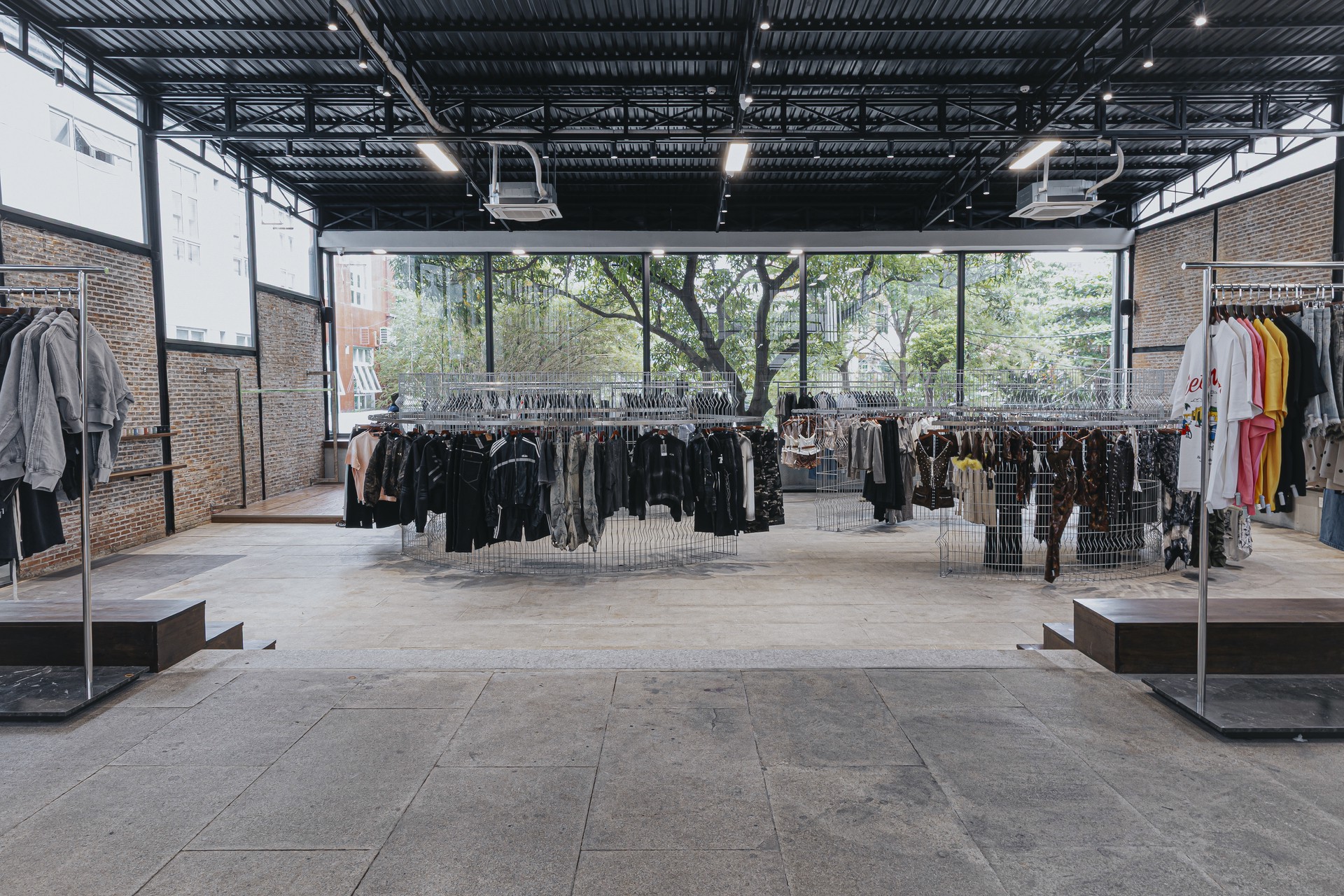 Hinh anh Tên gọi 11Garmentory với con số 11 được lựa chọn vì dễ nhớ, mang ý nghĩa khởi sắc và mở đầu cho một dự án còn non trẻ. Trong khi đó, “Garmentory” gợi đến hình ảnh xưởng may - một không gian mở, nơi nhiều phong cách và sản phẩm cùng tồn tại. 3