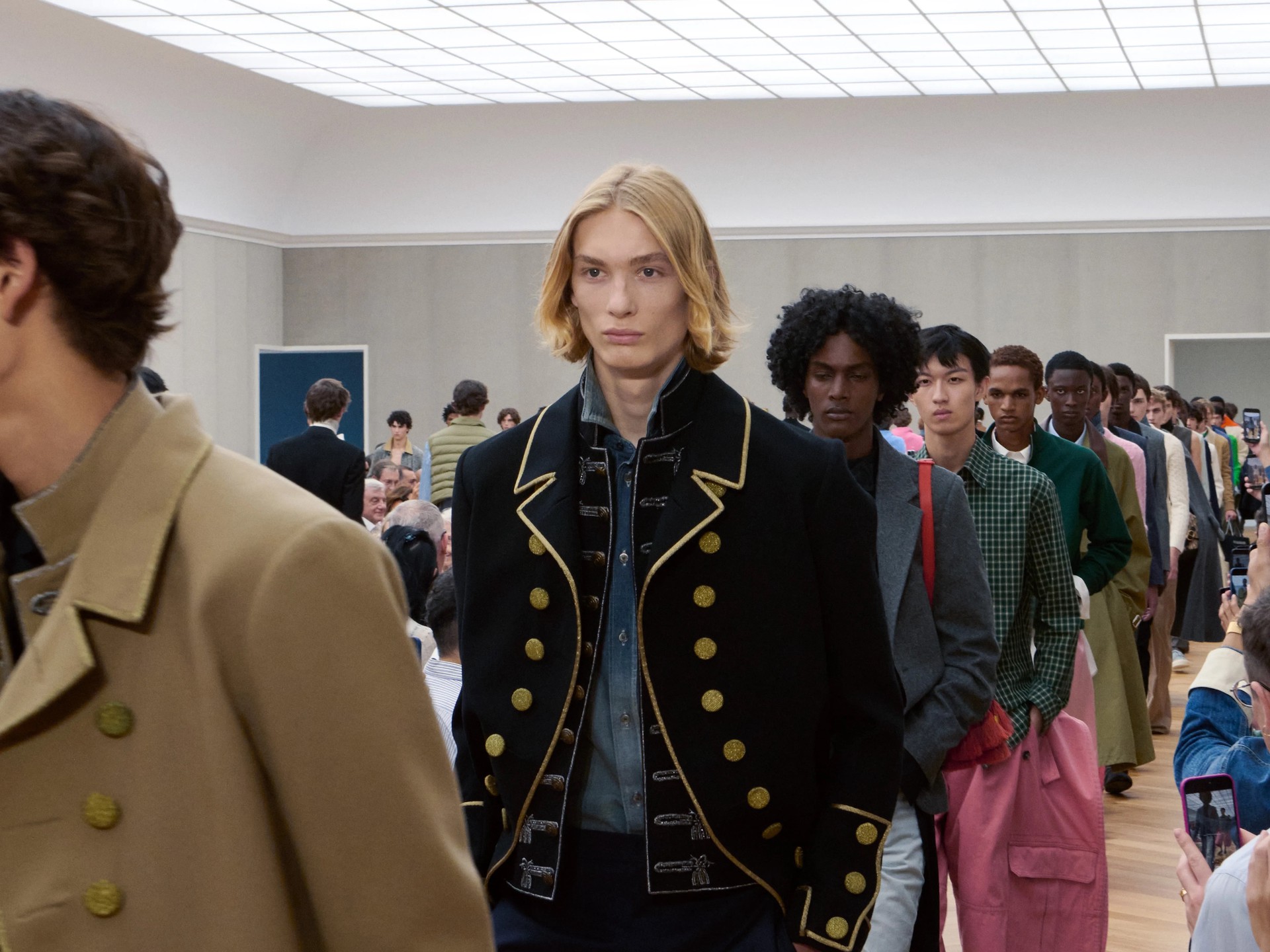 Hinh anh Recap 2025: 3 phép thử khắc nghiệt cho ngành thời trang toàn cầu 7