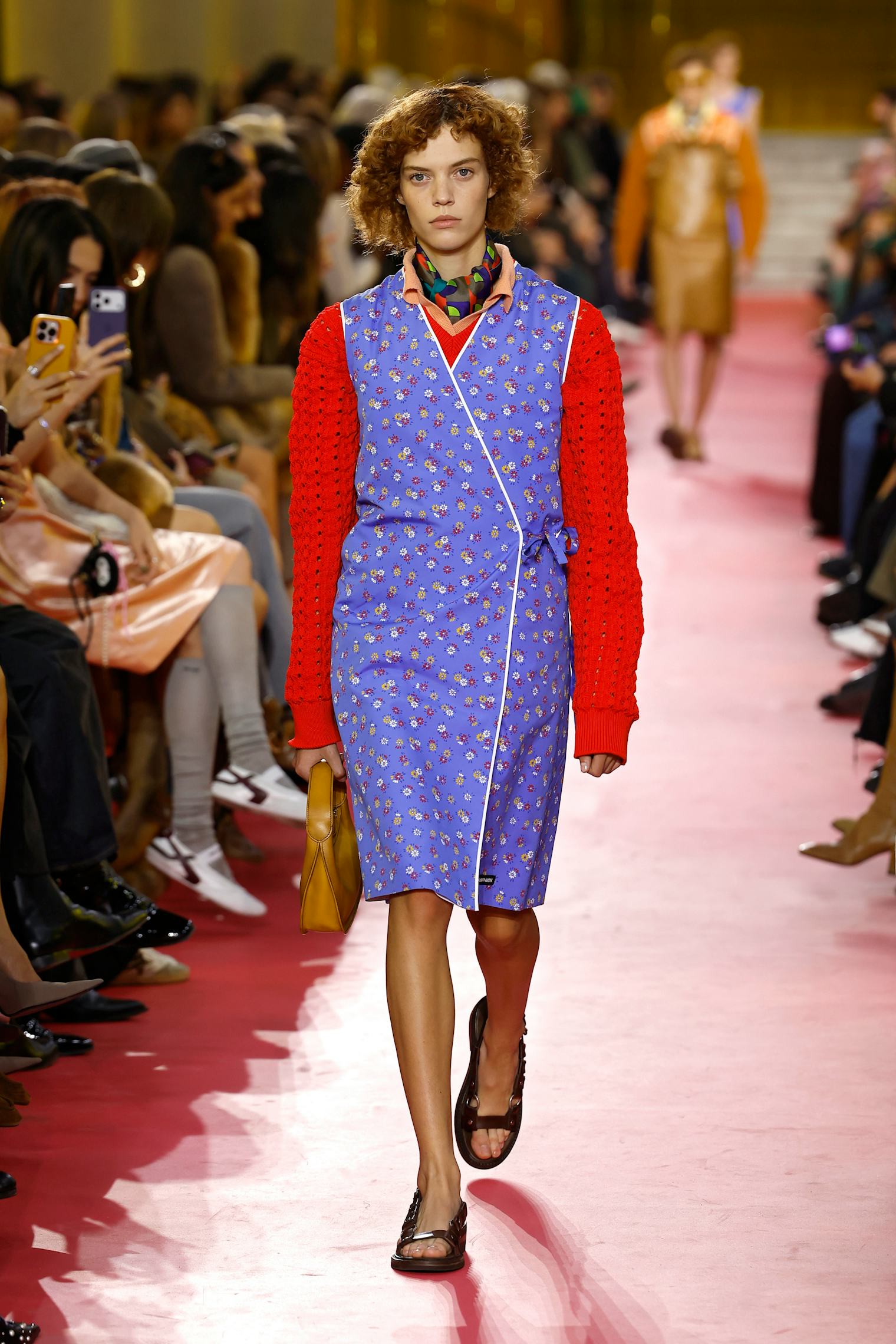 Hinh anh Cloud Dancer và “khoảng nghỉ” cần thiết của bảng màu thời trang 2026 5