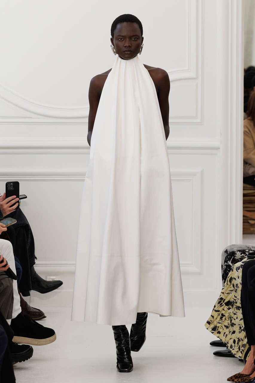 Hinh anh Cloud Dancer và “khoảng nghỉ” cần thiết của bảng màu thời trang 2026 3