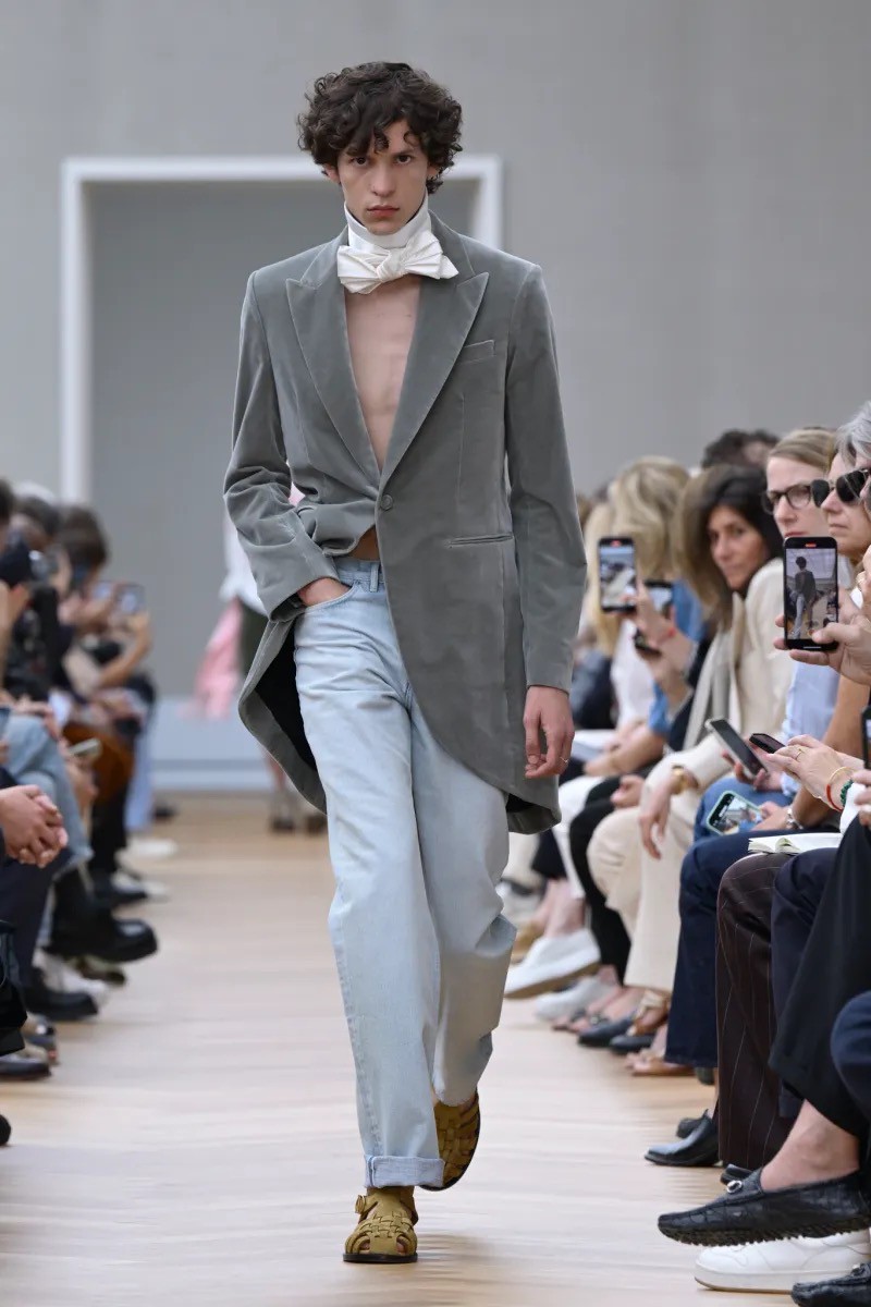 Hinh anh Từ khóa thời trang 2025: Archive - Kỷ nguyên của kho lưu trữ 4