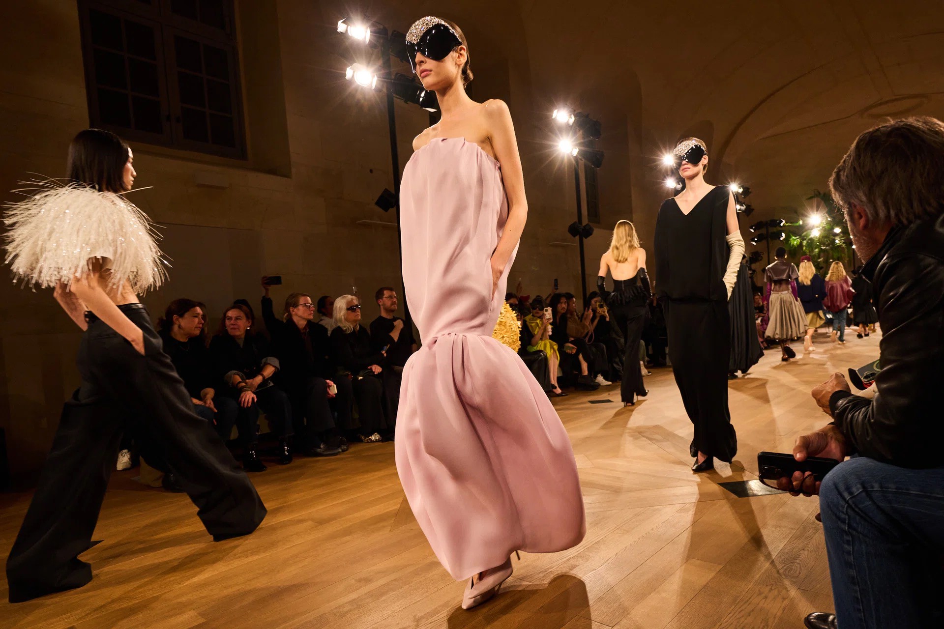 Hinh anh Từ khóa thời trang 2025: Archive - Kỷ nguyên của kho lưu trữ 6