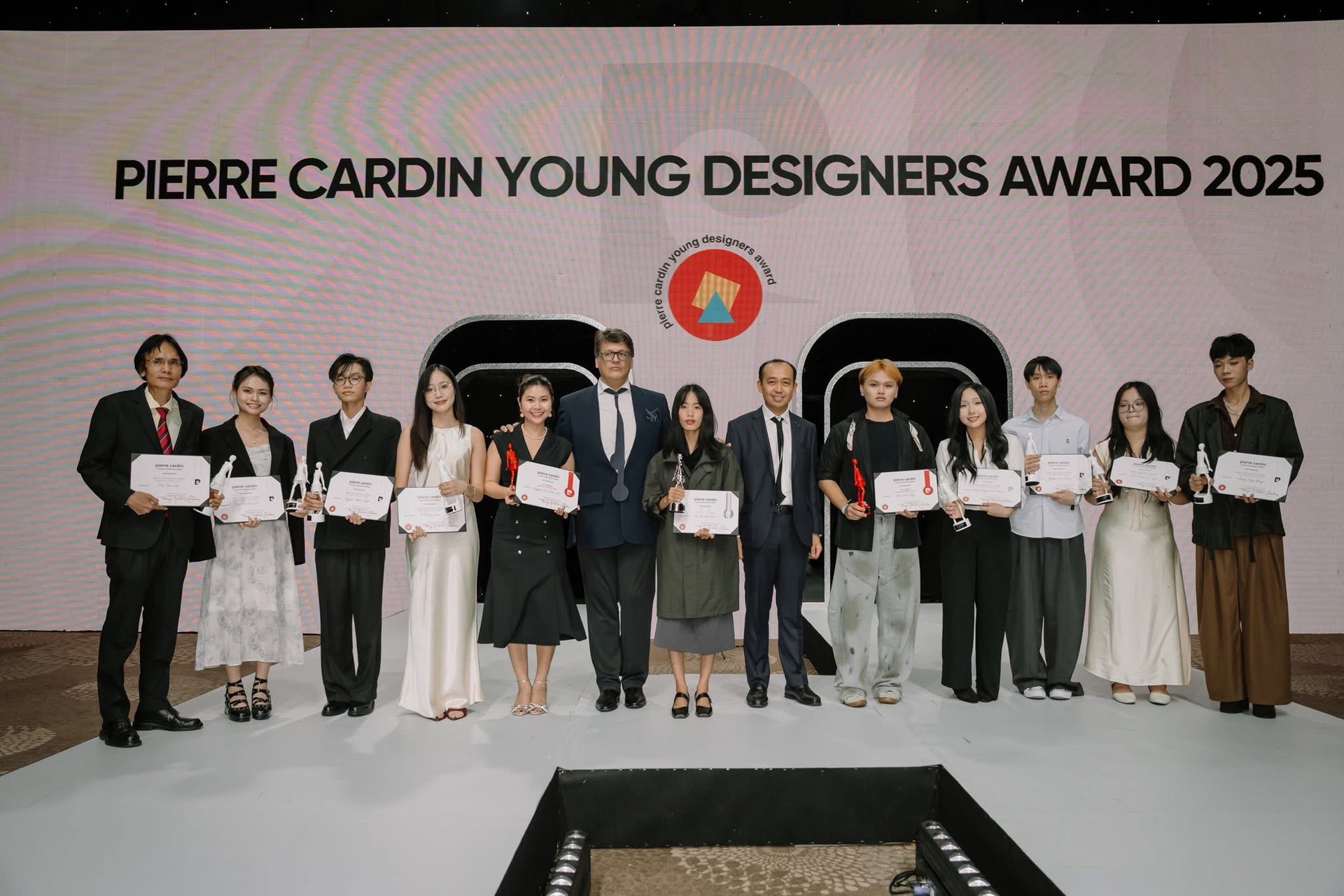 Hinh anh Từ Hoạ Lanh đến Pierre Cardin Award: Câu chuyện thời trang của cô sinh viên A Khin 3