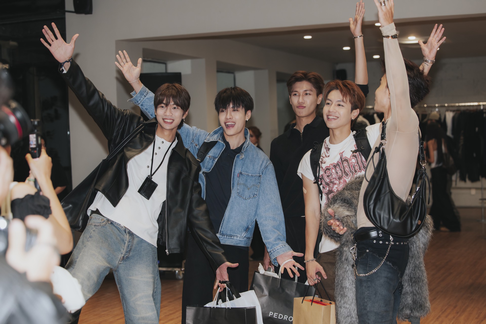 Hinh anh Tên gọi 11Garmentory với con số 11 được lựa chọn vì dễ nhớ, mang ý nghĩa khởi sắc và mở đầu cho một dự án còn non trẻ. Trong khi đó, “Garmentory” gợi đến hình ảnh xưởng may - một không gian mở, nơi nhiều phong cách và sản phẩm cùng tồn tại. 2