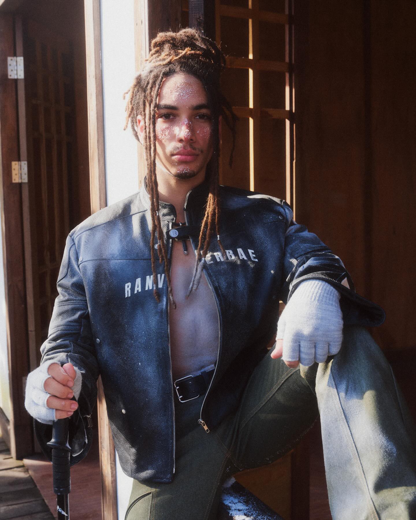 Hinh anh Tên gọi 11Garmentory với con số 11 được lựa chọn vì dễ nhớ, mang ý nghĩa khởi sắc và mở đầu cho một dự án còn non trẻ. Trong khi đó, “Garmentory” gợi đến hình ảnh xưởng may - một không gian mở, nơi nhiều phong cách và sản phẩm cùng tồn tại. 4