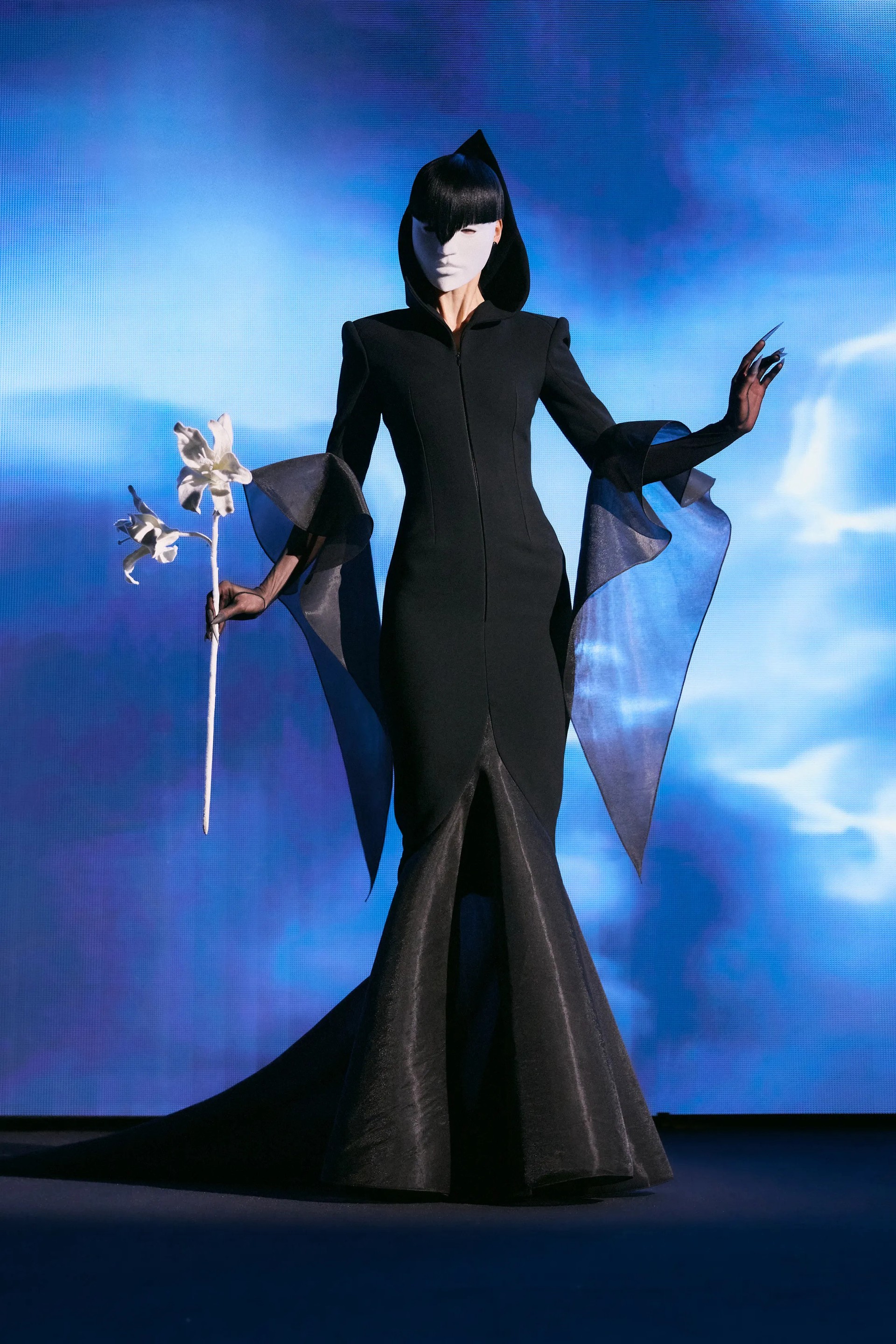 Hinh anh Robert Wun Haute Couture SS26: Giông bão, ước mơ và sự dũng cảm 1