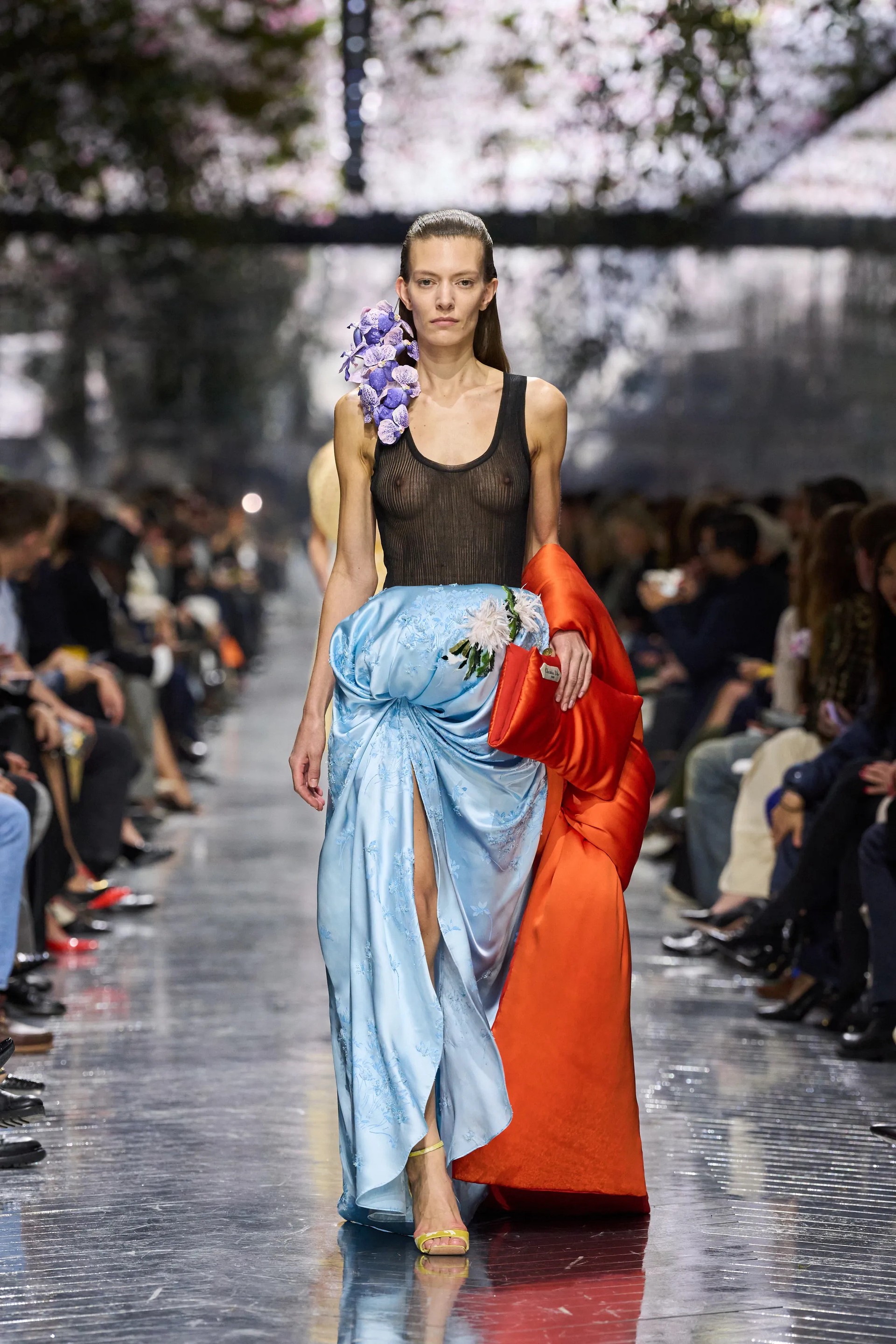 Hinh anh Tôi nghĩ couture vẫn còn rất nhiều dư địa với dệt kim, đặc biệt khi bạn làm việc trực tiếp với nguyên liệu, vừa kéo sợi vừa đan cùng lúc. 9