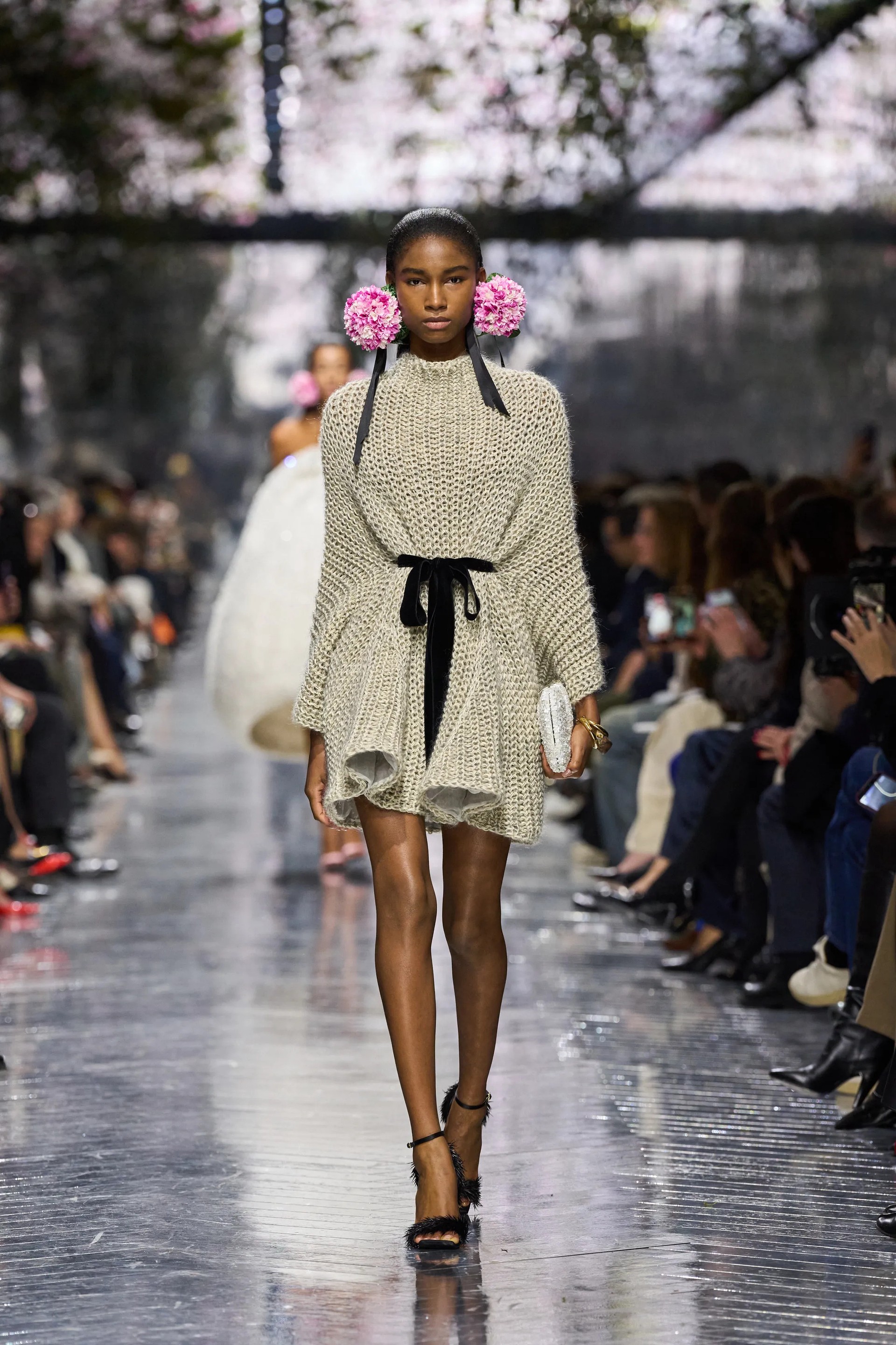 Hinh anh Tôi nghĩ couture vẫn còn rất nhiều dư địa với dệt kim, đặc biệt khi bạn làm việc trực tiếp với nguyên liệu, vừa kéo sợi vừa đan cùng lúc. 5