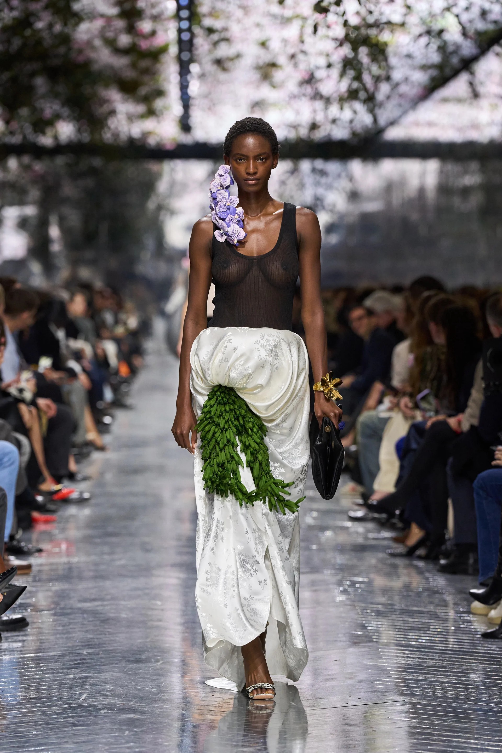 Hinh anh Tôi nghĩ couture vẫn còn rất nhiều dư địa với dệt kim, đặc biệt khi bạn làm việc trực tiếp với nguyên liệu, vừa kéo sợi vừa đan cùng lúc. 10