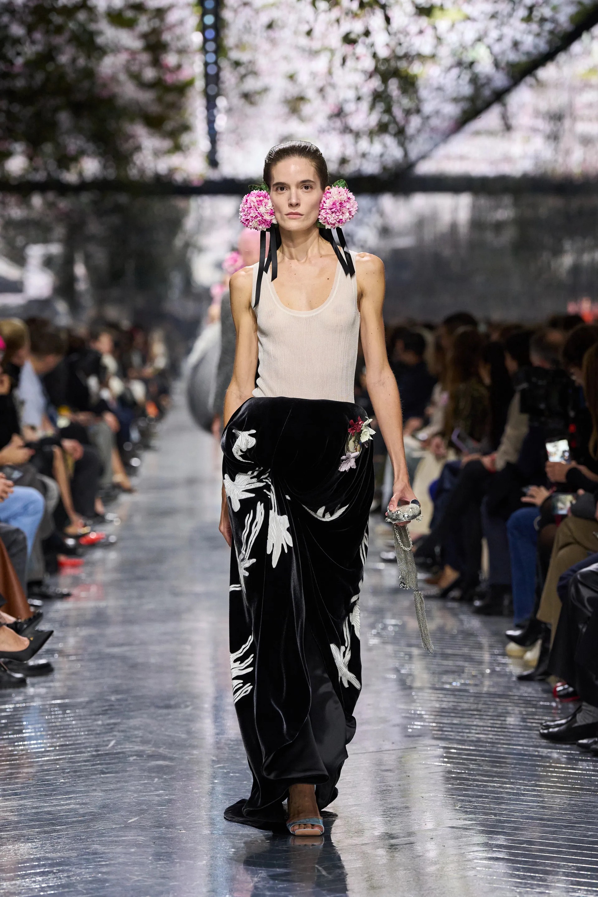 Hinh anh Tôi nghĩ couture vẫn còn rất nhiều dư địa với dệt kim, đặc biệt khi bạn làm việc trực tiếp với nguyên liệu, vừa kéo sợi vừa đan cùng lúc. 8