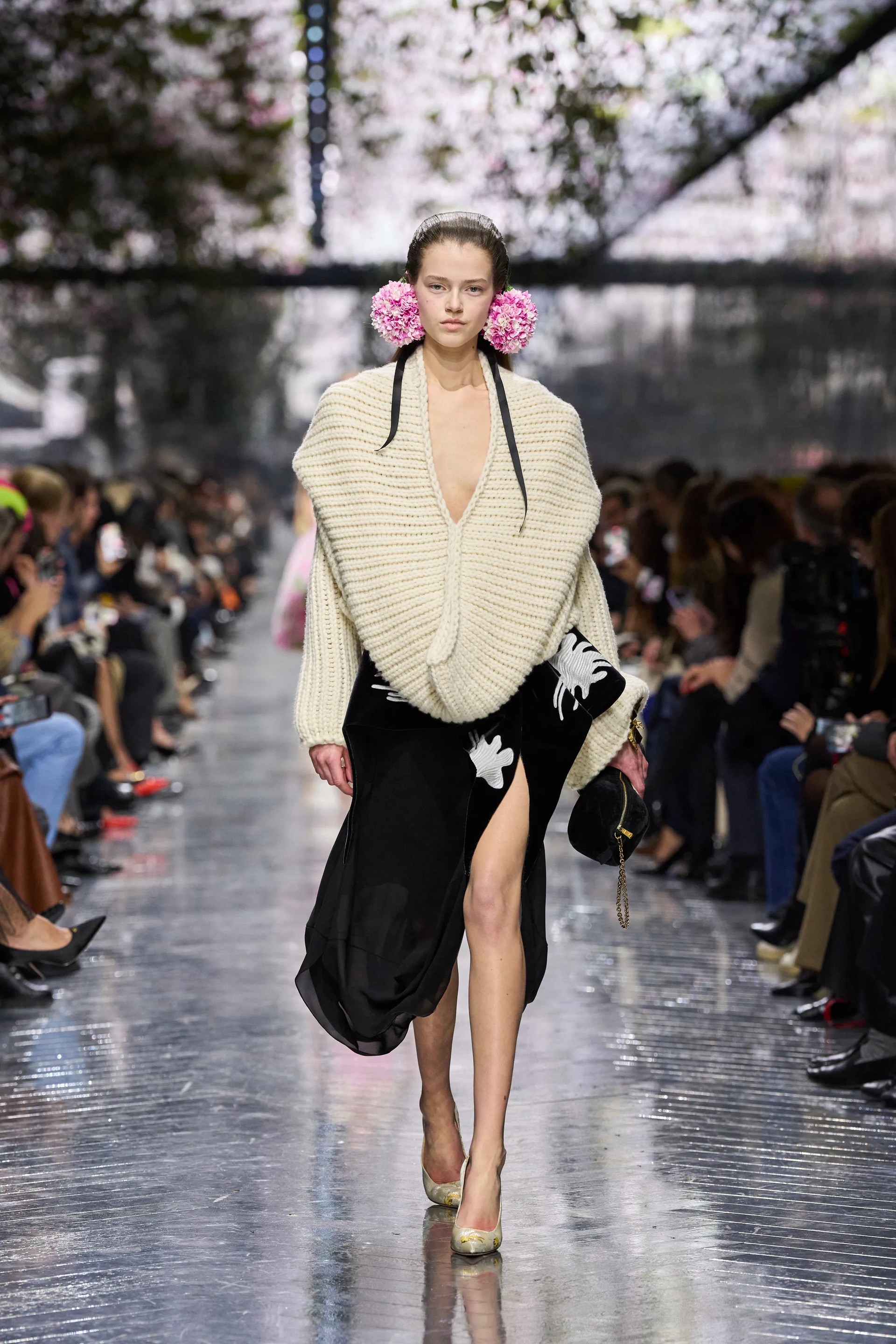 Hinh anh Tôi nghĩ couture vẫn còn rất nhiều dư địa với dệt kim, đặc biệt khi bạn làm việc trực tiếp với nguyên liệu, vừa kéo sợi vừa đan cùng lúc. 7