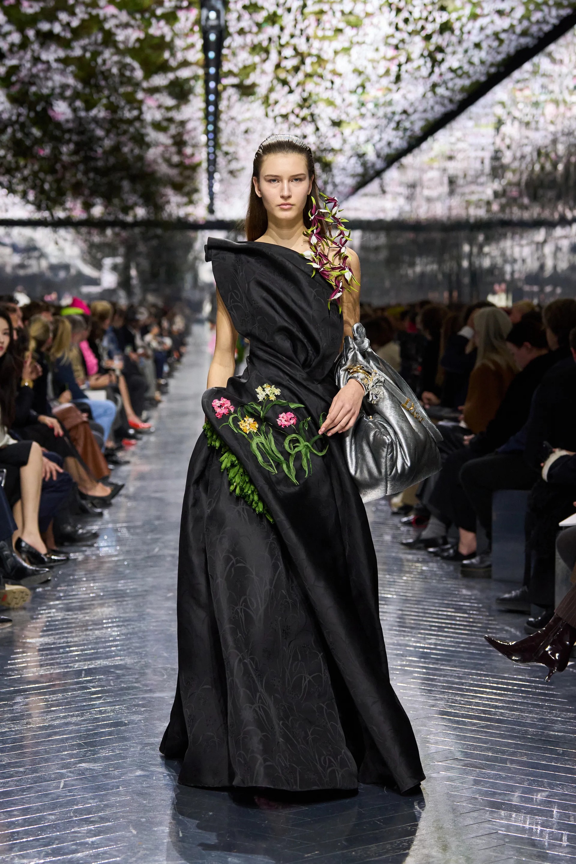 Hinh anh Đó là việc nhìn vào tự nhiên, có thể là tự nhiên thật, cũng có thể là tự nhiên giả và học hỏi từ nó. Tôi nghĩ couture là một phòng thí nghiệm ý tưởng. 8