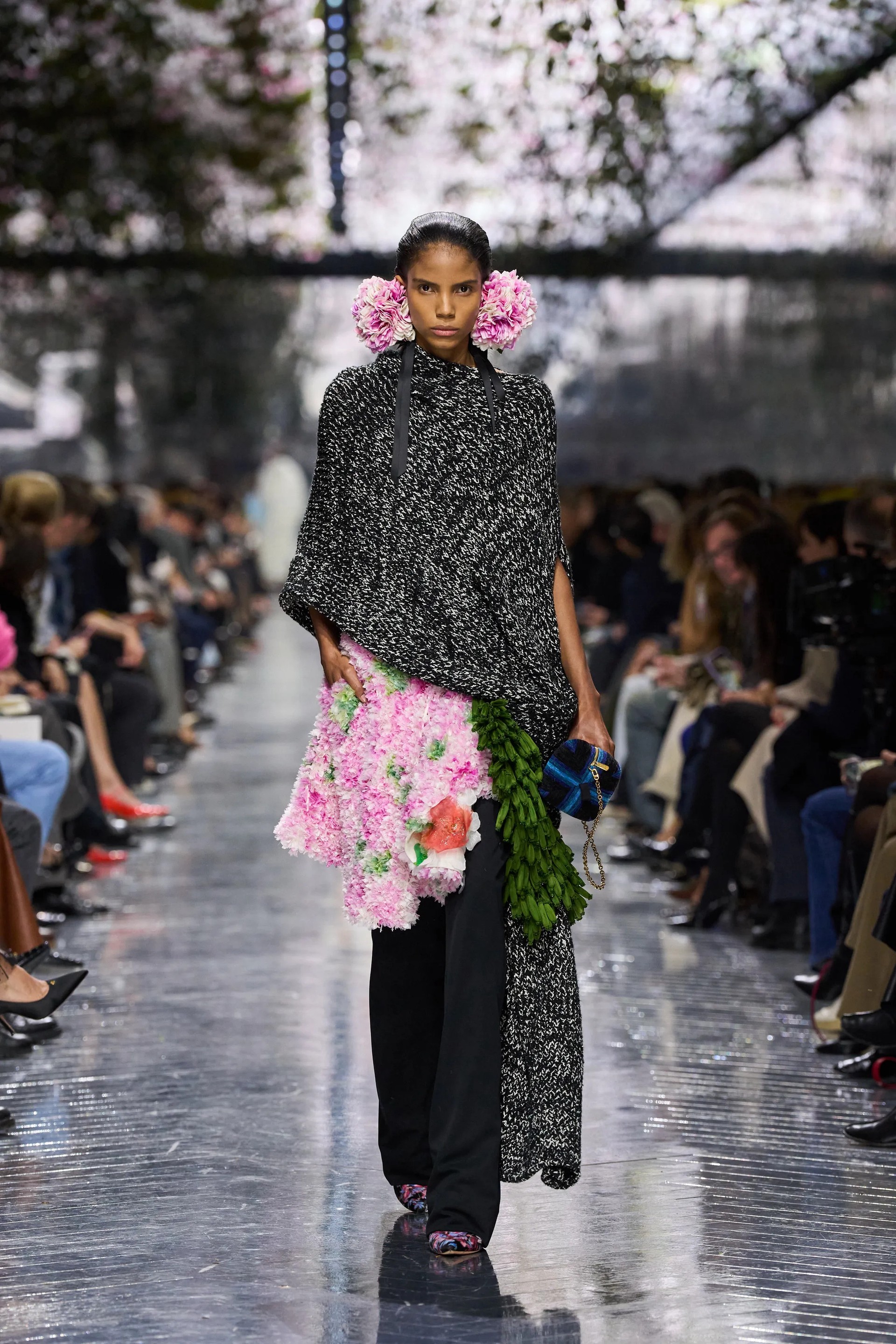 Hinh anh Tôi nghĩ couture vẫn còn rất nhiều dư địa với dệt kim, đặc biệt khi bạn làm việc trực tiếp với nguyên liệu, vừa kéo sợi vừa đan cùng lúc. 2