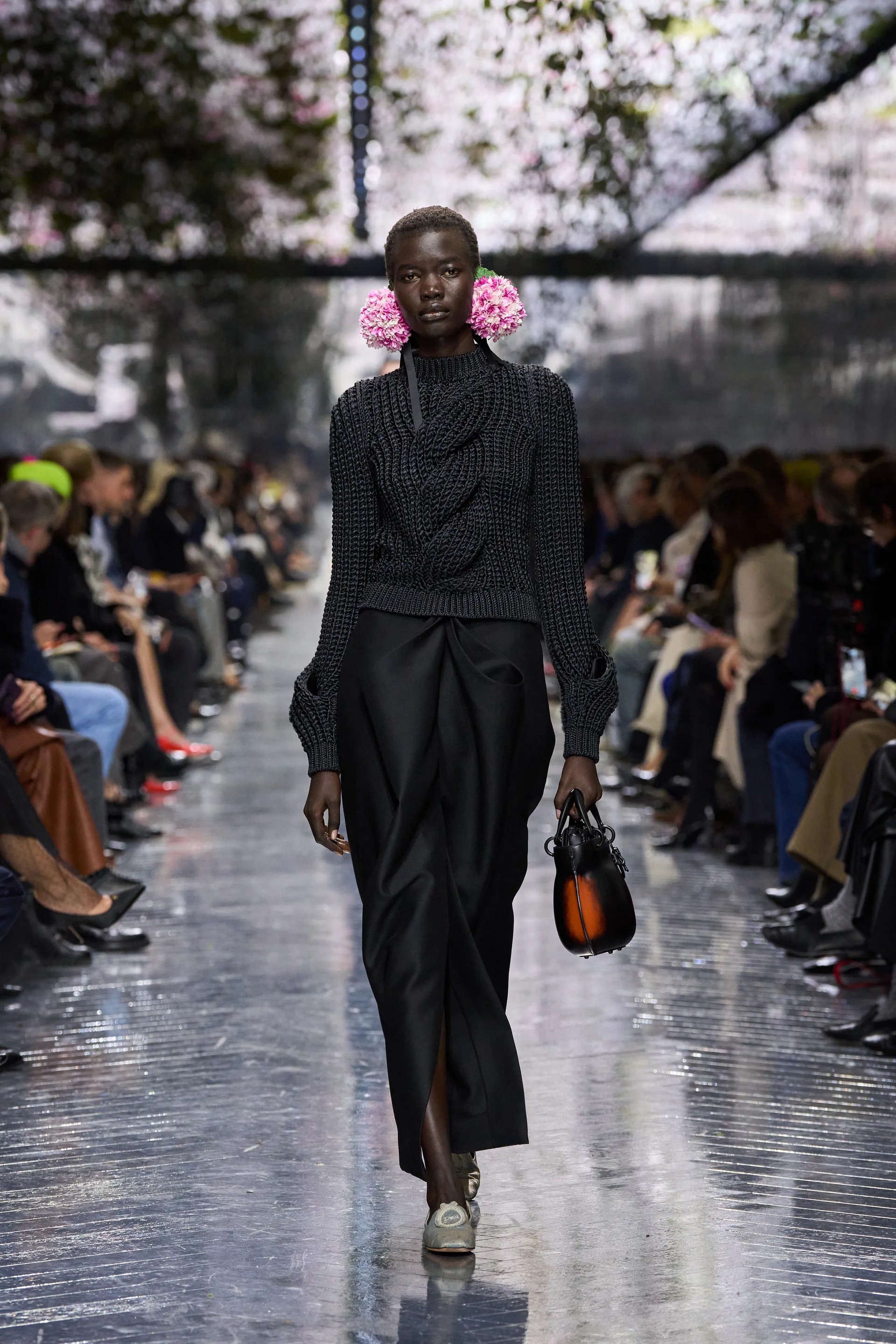 Hinh anh Tôi nghĩ couture vẫn còn rất nhiều dư địa với dệt kim, đặc biệt khi bạn làm việc trực tiếp với nguyên liệu, vừa kéo sợi vừa đan cùng lúc. 4