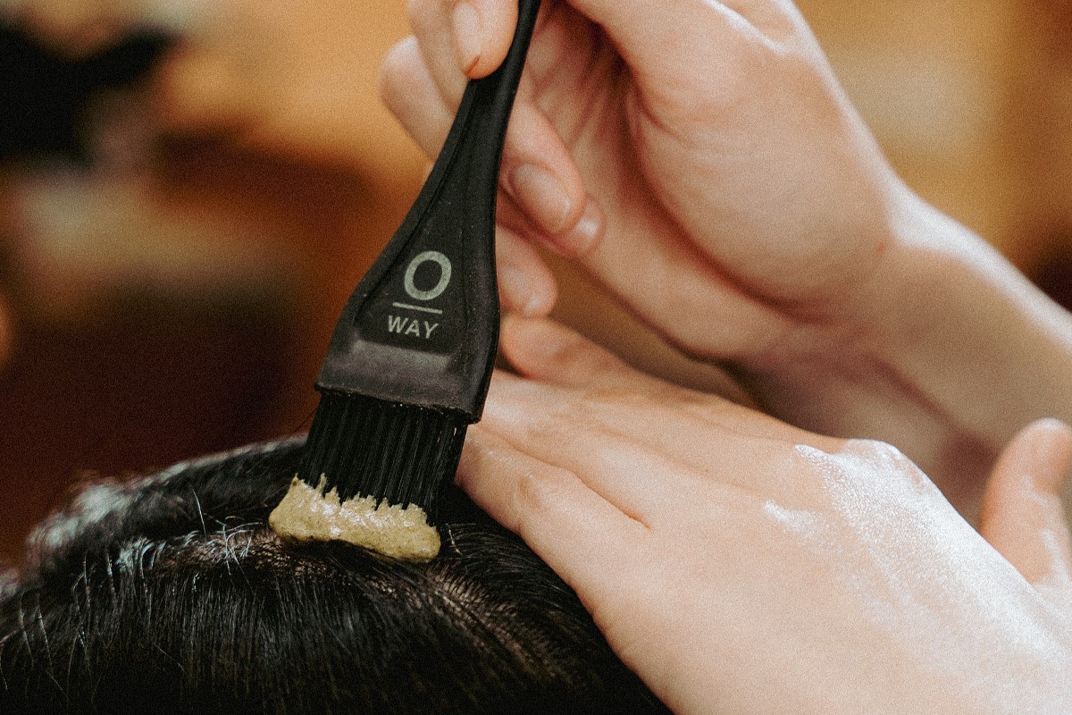 Hinh anh Đâu là những nguyên nhân khiến tóc dễ gãy rụng? 4