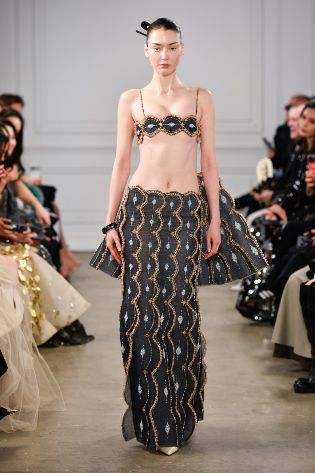 Hinh anh Thăm sử Triều Nguyễn, thưởng “Cành Vàng Lá Ngọc” PHAN HUY Haute Couture SS26 30