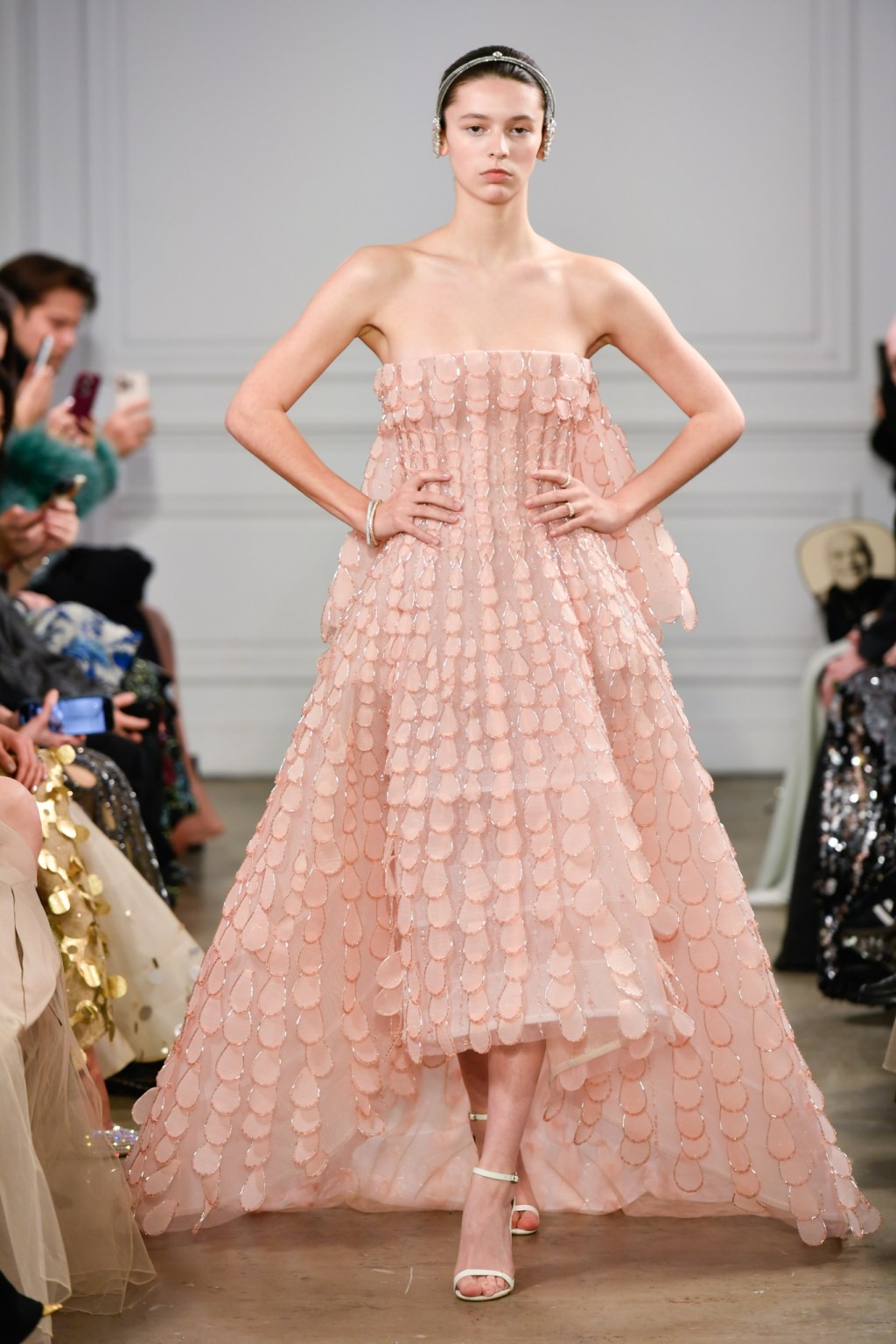 Hinh anh Thăm sử Triều Nguyễn, thưởng “Cành Vàng Lá Ngọc” PHAN HUY Haute Couture SS26 38