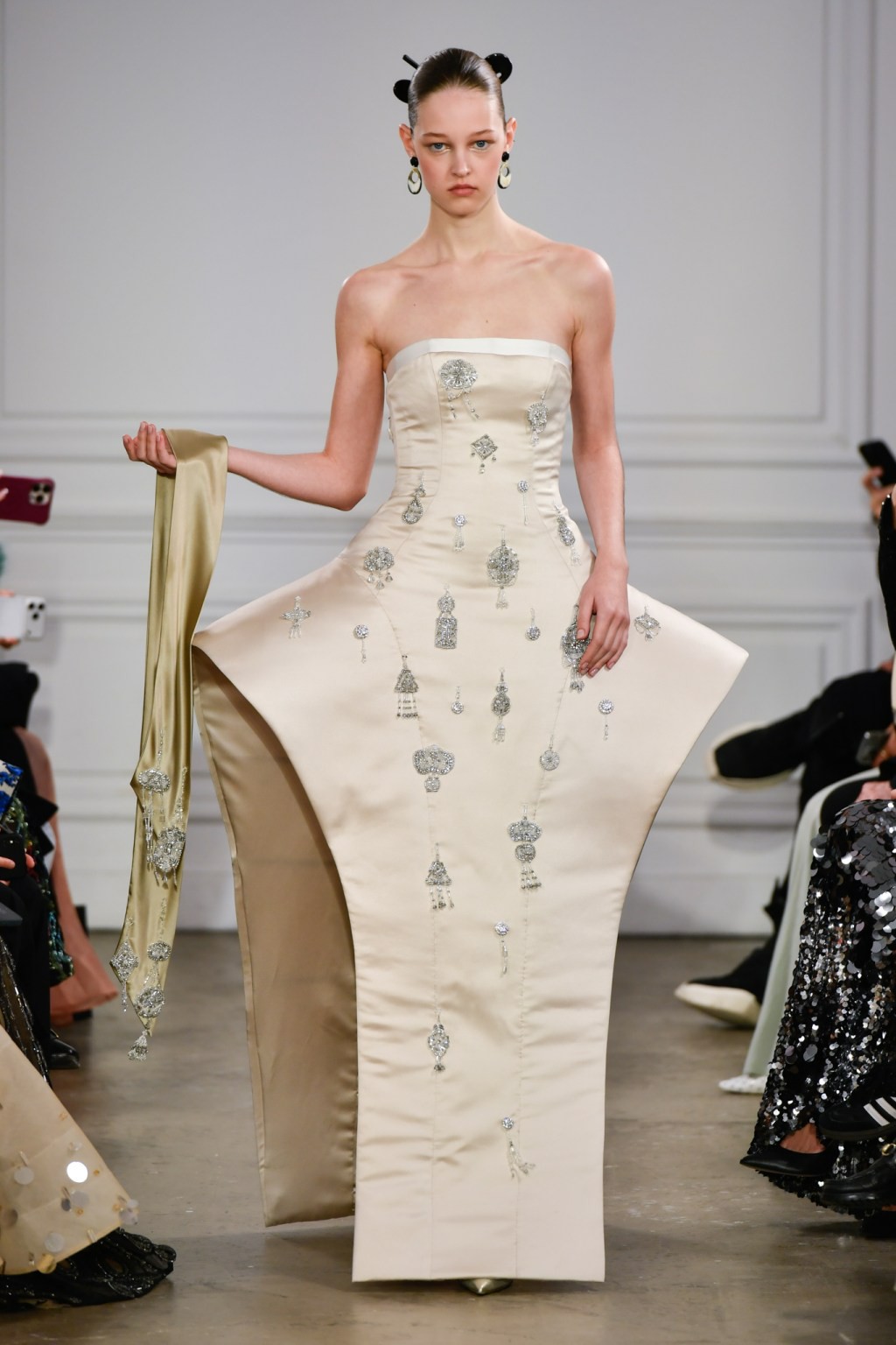 Hinh anh Thăm sử Triều Nguyễn, thưởng “Cành Vàng Lá Ngọc” PHAN HUY Haute Couture SS26 41