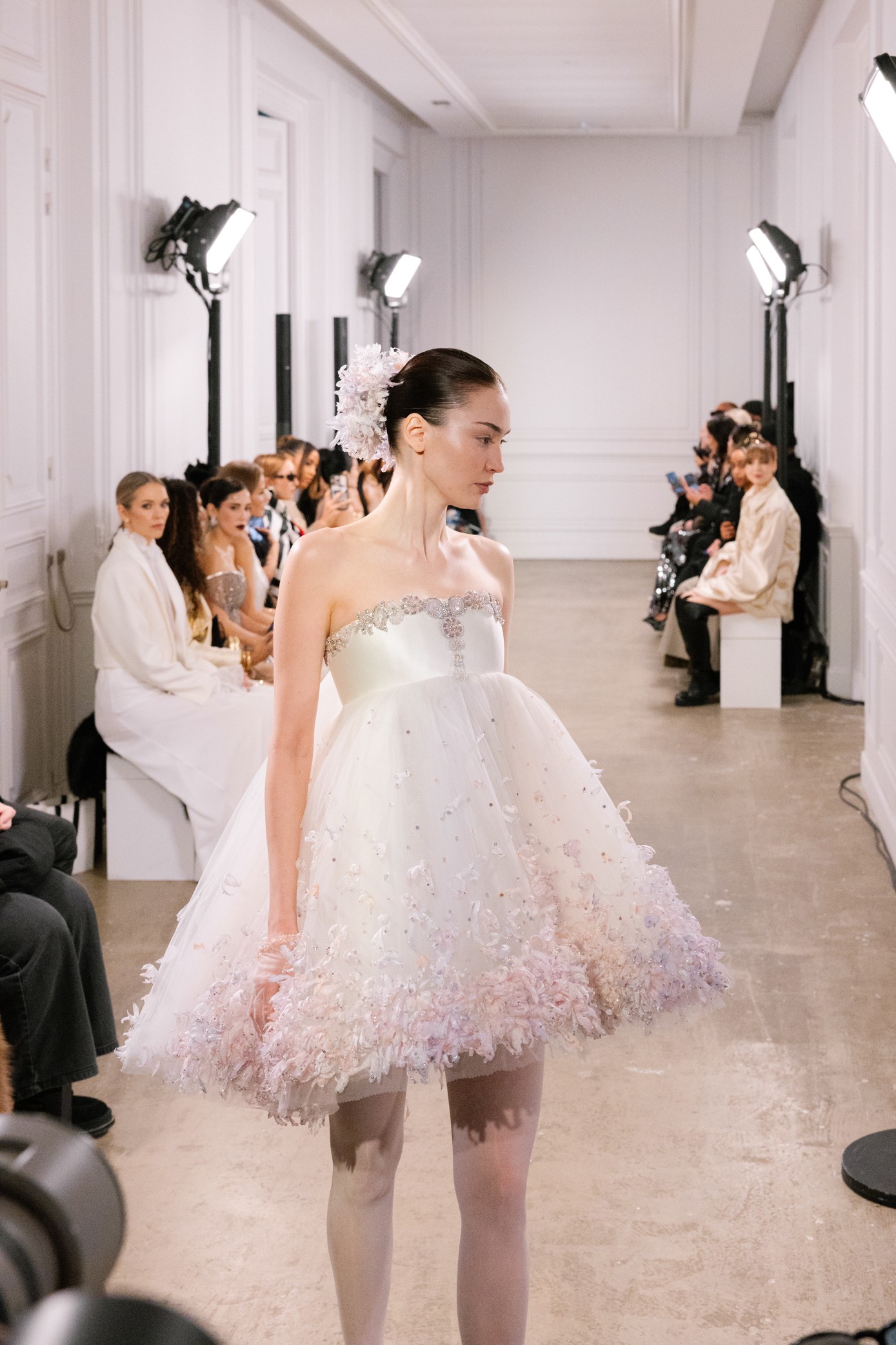 Hinh anh Thăm sử Triều Nguyễn, thưởng “Cành Vàng Lá Ngọc” PHAN HUY Haute Couture SS26 39