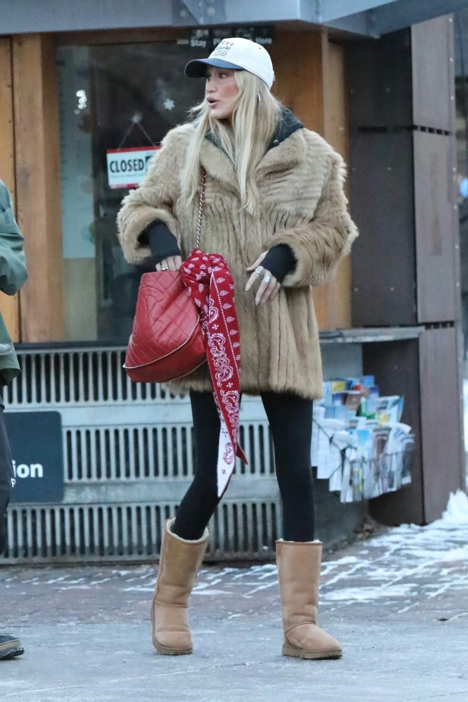 Hinh anh Tủ đồ trong chuyến đi chơi đầu năm của Bella Hadid có gì mà khiến giới thời trang mê mẩn? 3