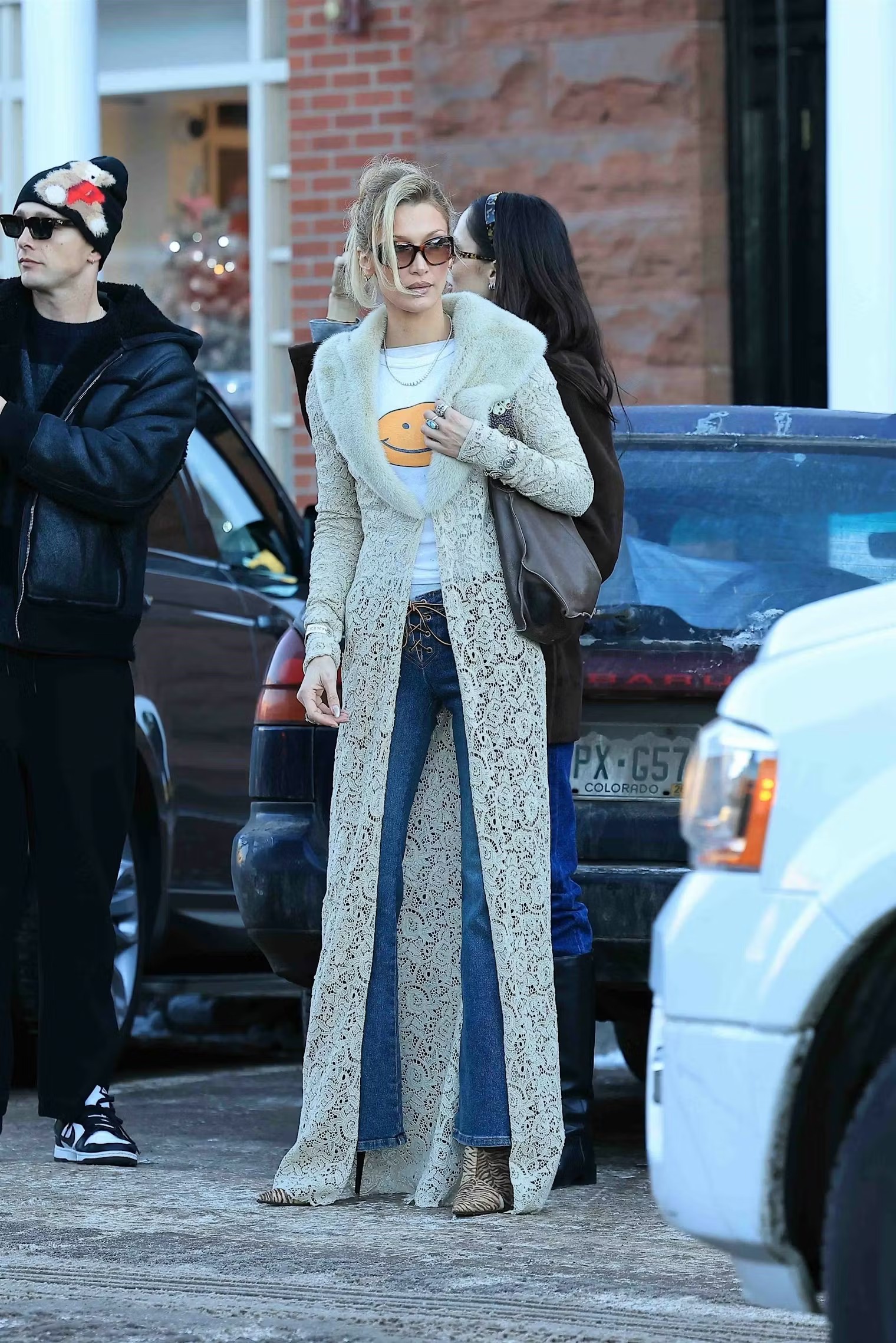 Hinh anh Tủ đồ trong chuyến đi chơi đầu năm của Bella Hadid có gì mà khiến giới thời trang mê mẩn? 5