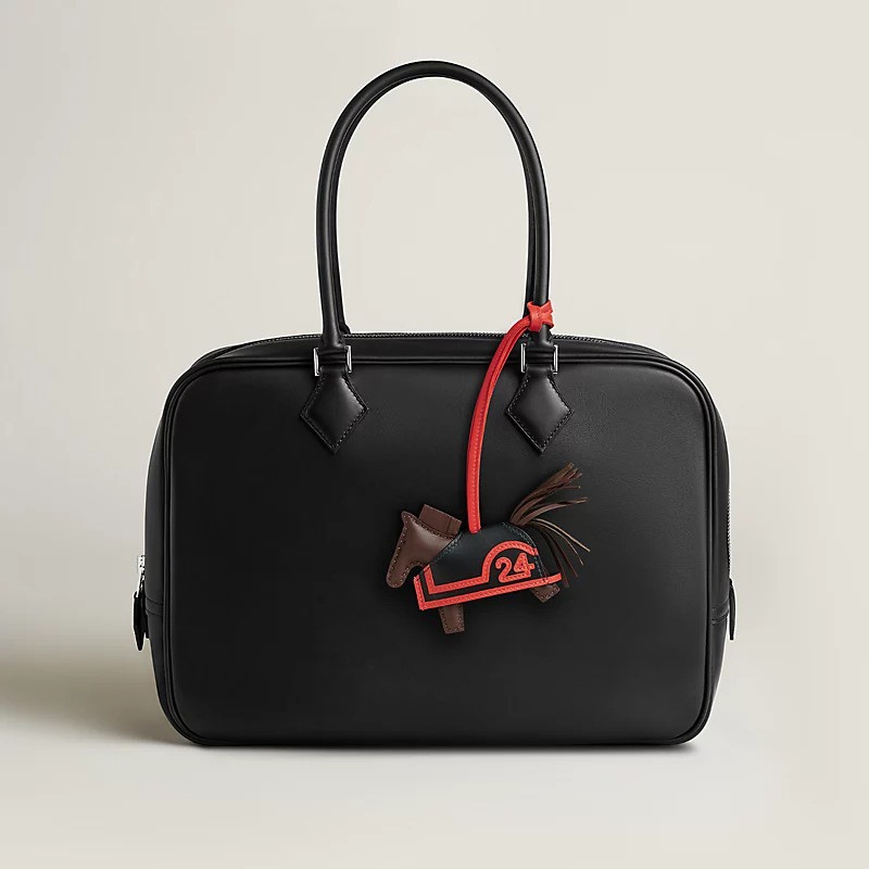 Hinh anh Bag charm ngựa: Phụ kiện đáng yêu từ các thương hiệu trên đường đua chào năm mới 2026 16