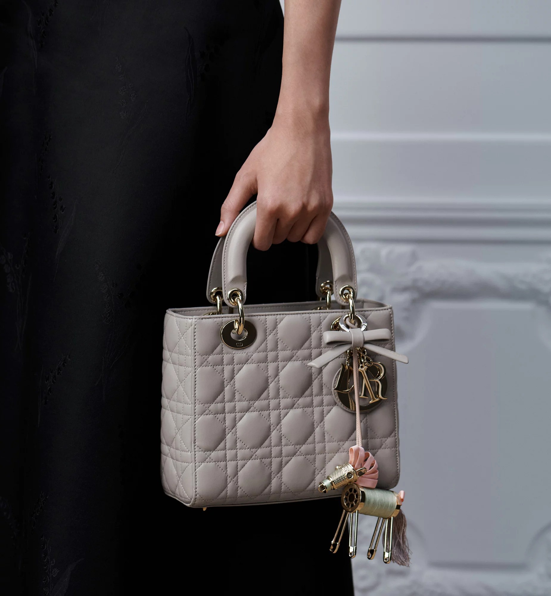 Hinh anh Bag charm ngựa: Phụ kiện đáng yêu từ các thương hiệu trên đường đua chào năm mới 2026 4