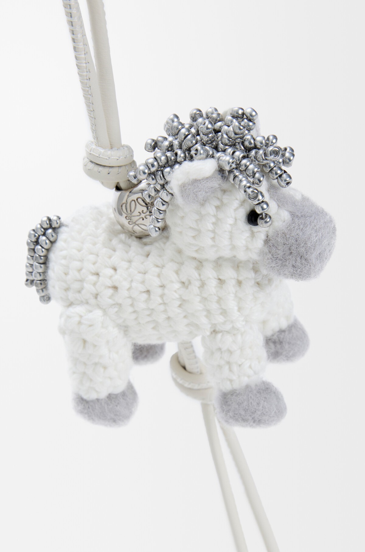 Hinh anh Bag charm ngựa: Phụ kiện đáng yêu từ các thương hiệu trên đường đua chào năm mới 2026 8