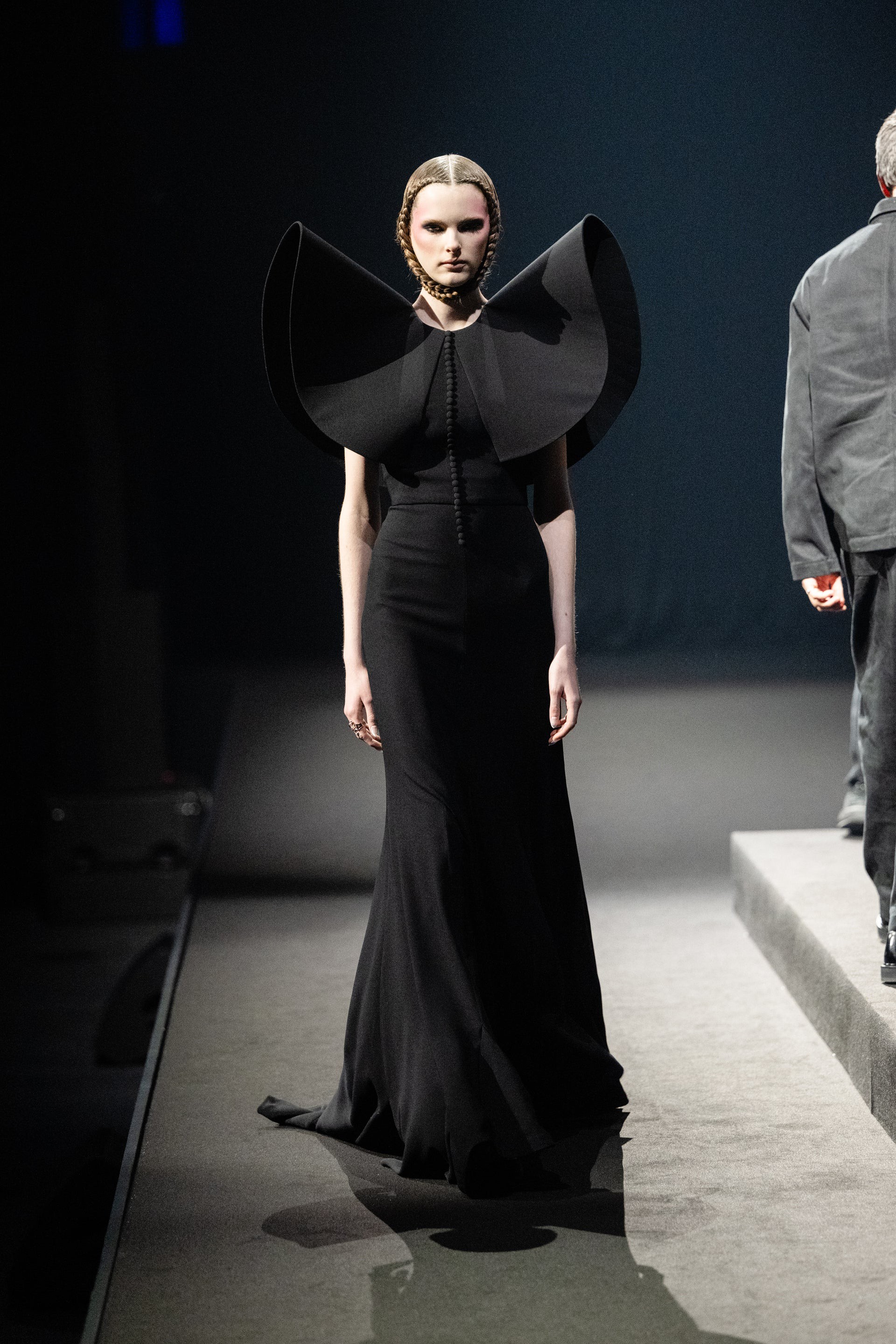 Hinh anh Viktor & Rolf Couture SS26: Một màn trình diễn kịch tính 3