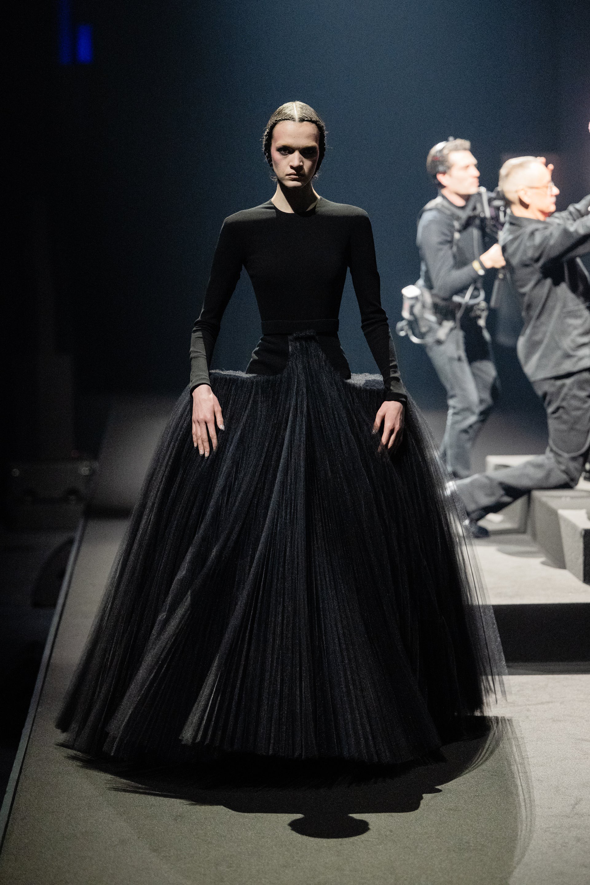 Hinh anh Viktor & Rolf Couture SS26: Một màn trình diễn kịch tính 4